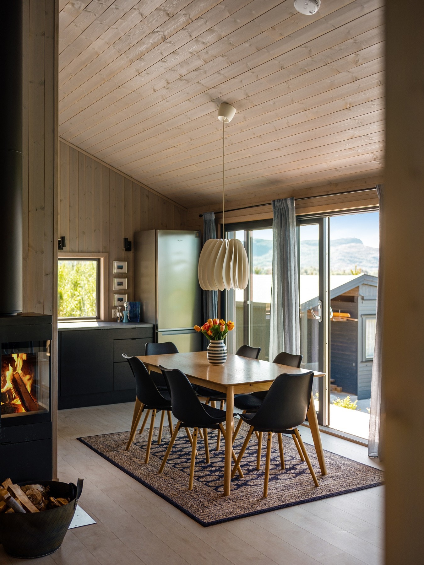 De store skyvedørene gir en fin overgang mellom inne og ute, og gjør terrassen til en naturlig forlengelse av kjøkkenet. Galleribilde