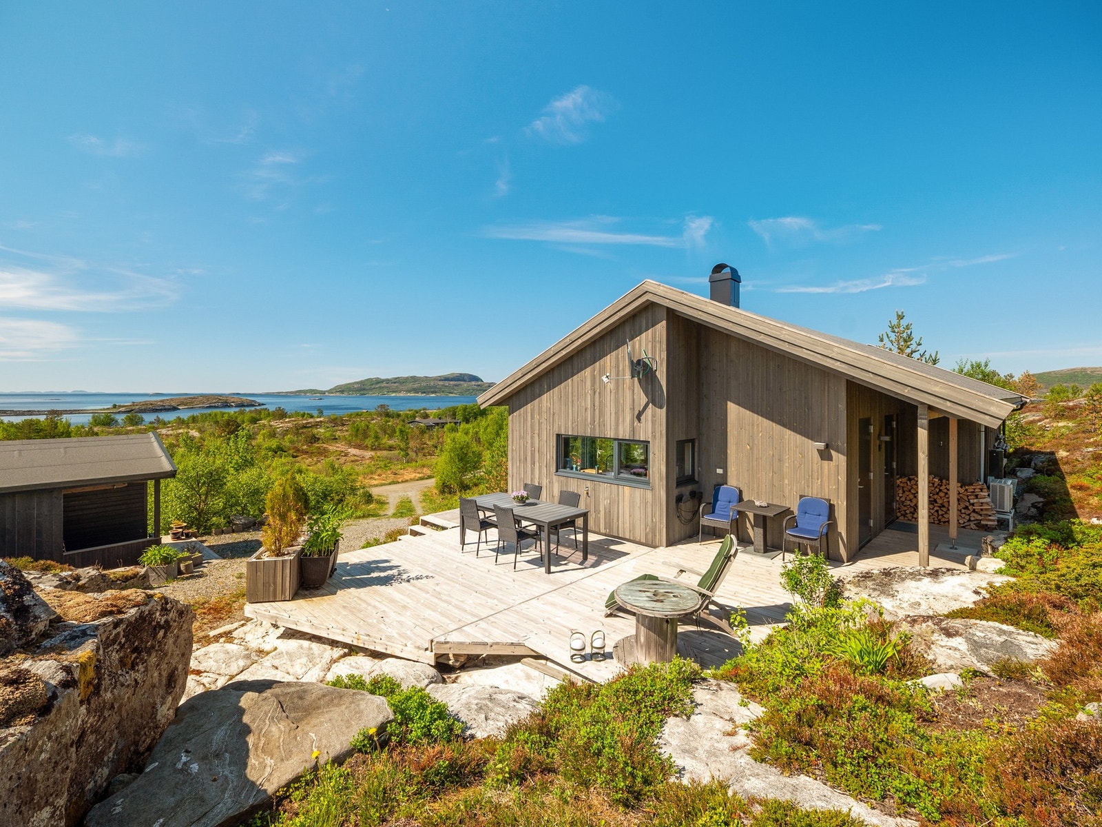 Velkommen til Asvikveien 63 - Moderne og innbydende fritidsbolig i flotte omgivelser ved Revsnes i Åfjord. Foto: Inbovi v/Håkon Borgen Galleribilde