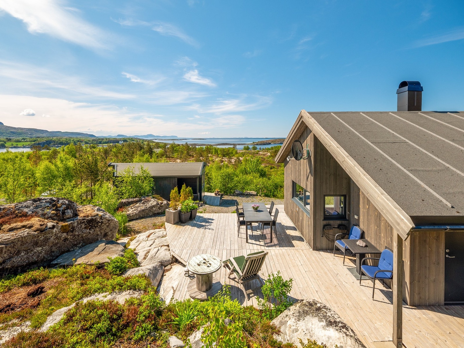 Terrasseområdet byr på flere naturlige soner for utemøbler, med gode muligheter for å nyte både solforholdene, utsikten og de flotte omgivelsene. Galleribilde