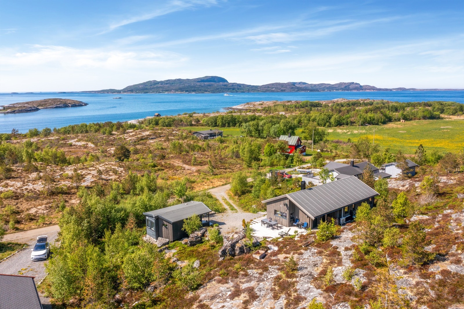 Eiendommen ligger idyllisk til i naturskjønne omgivelser, med nærhet til både hav og fjell. Galleribilde