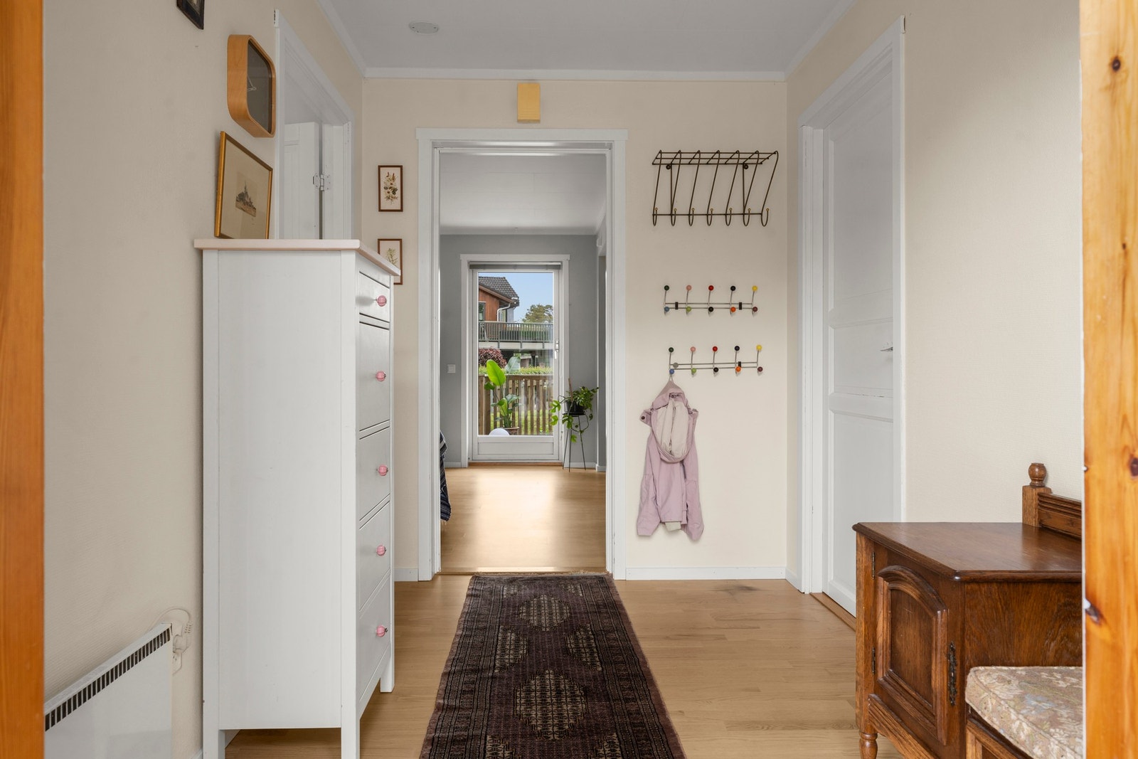 Entre med plass til yttertøy og sko. Inngang til bad, stue og soverom Galleribilde