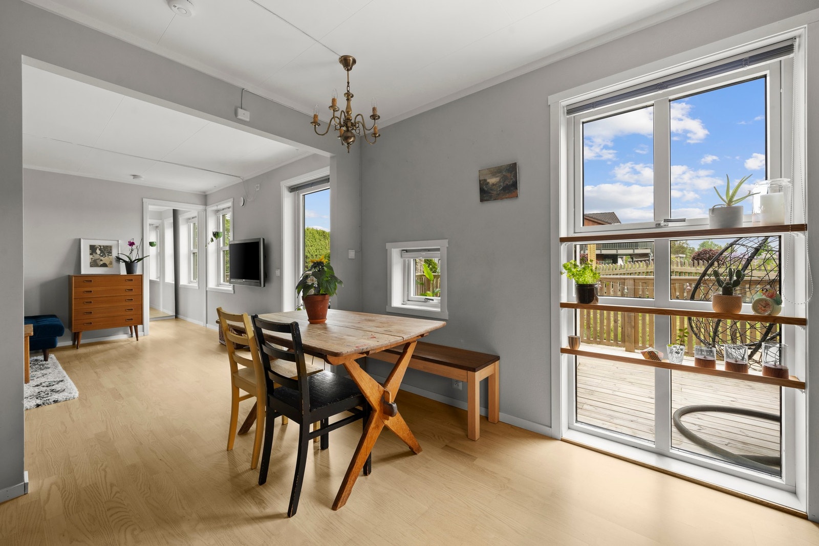 Store vinduer slipper mye dagslys inn Galleribilde