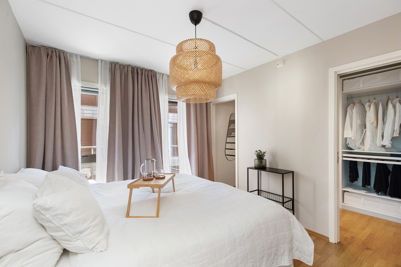 Fra hovedsoverommet er det adkomst til et romslig walk-in-closet. Galleribilde