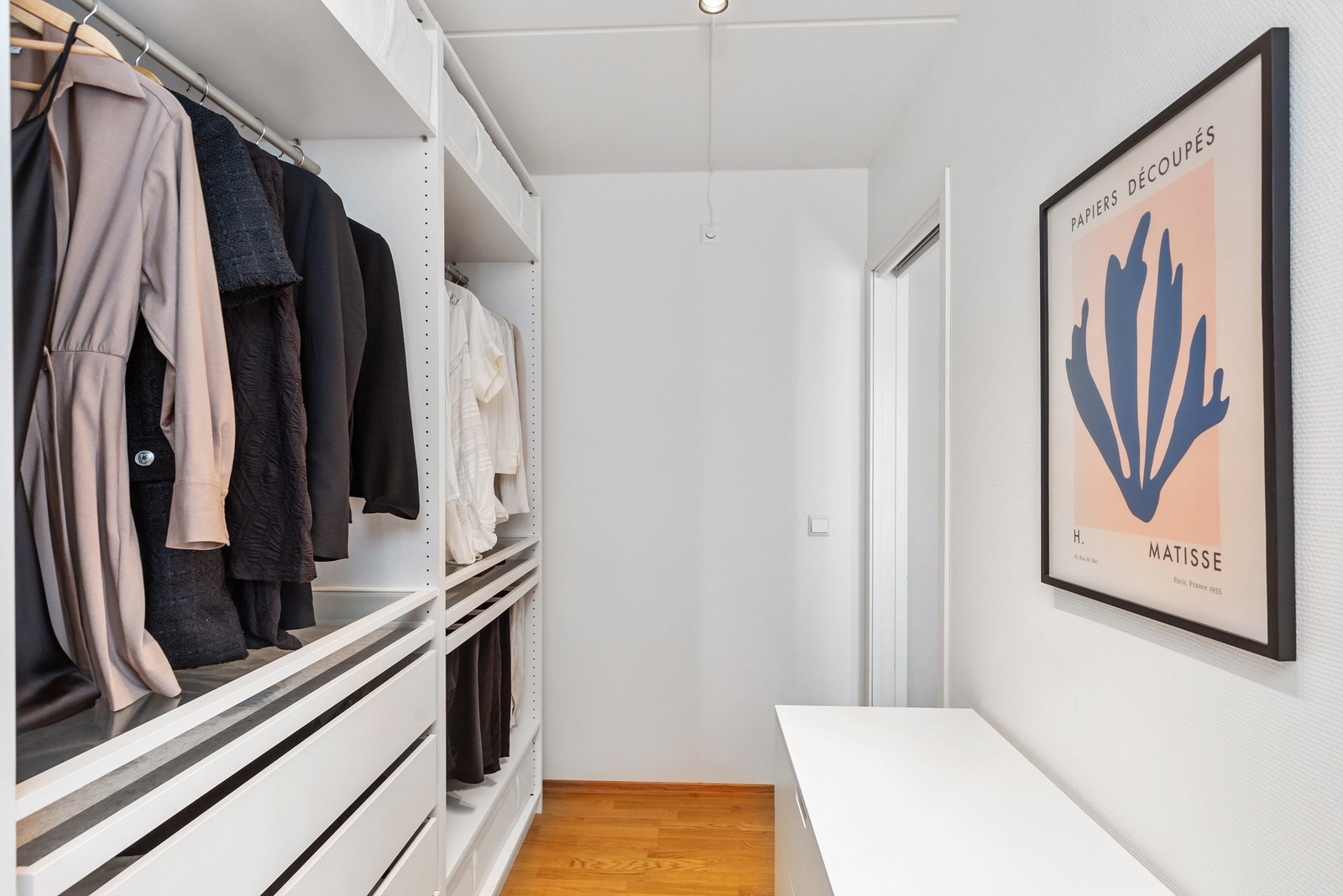 Praktisk walk-in-closet med god plass til oppbevaring. Galleribilde