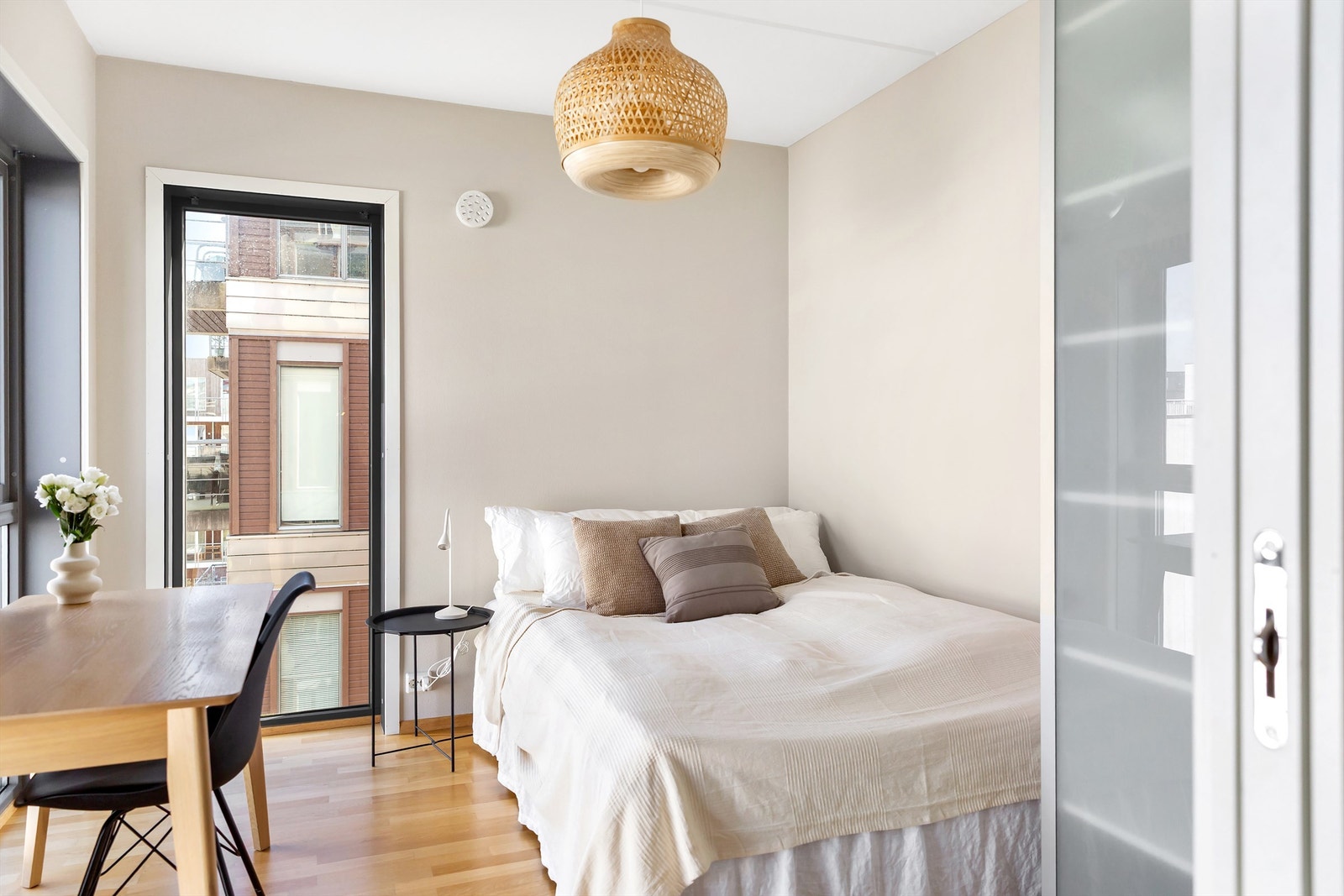 Rommet har tilluftsventil i veggen som en del av boligens balanserte ventilasjonssystem. Galleribilde