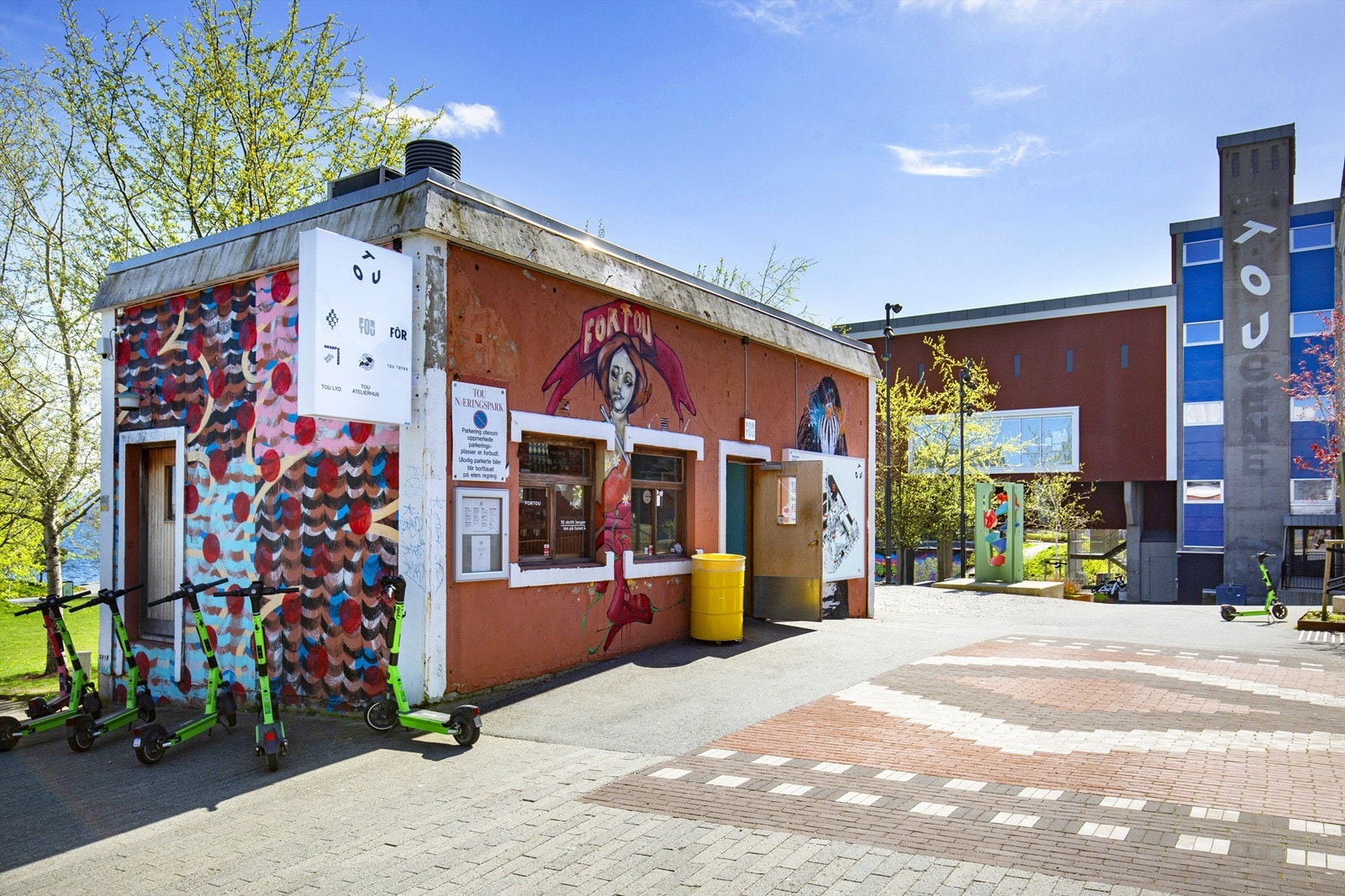 Kulturlivet i nabolaget er rikt, med Tou Scene som et naturlig midtpunkt for konserter og arrangementer. Galleribilde