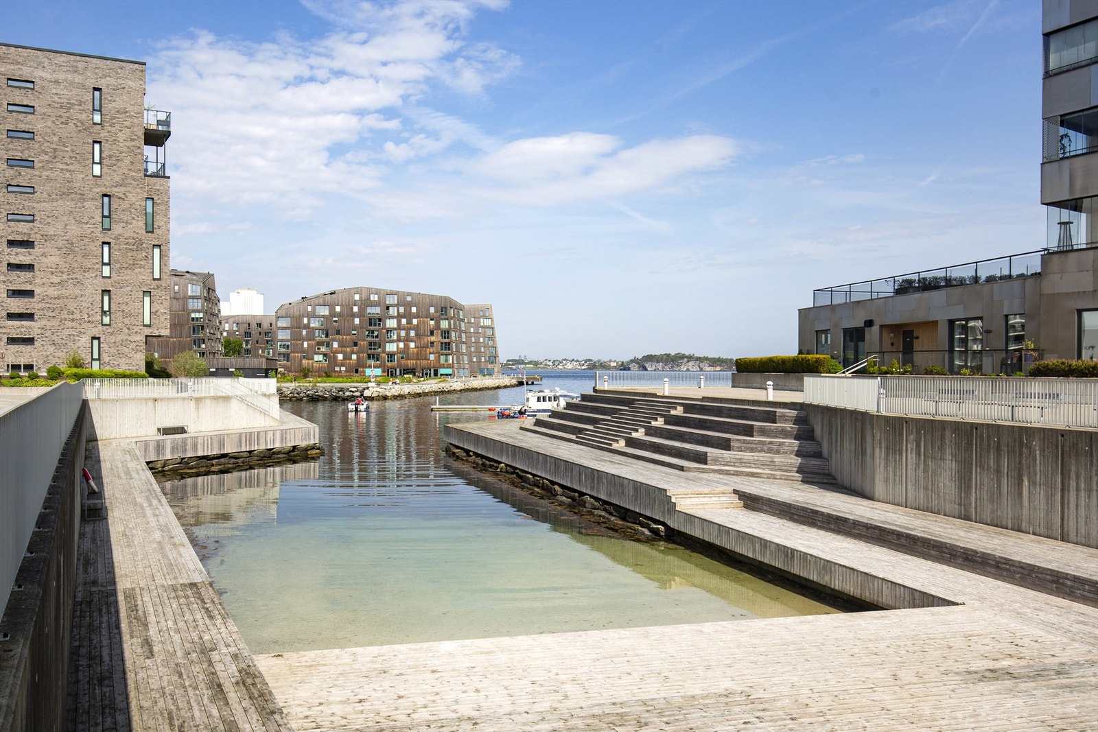 Området er kjent for sin moderne arkitektur og urbane omgivelser ved sjøen. Galleribilde