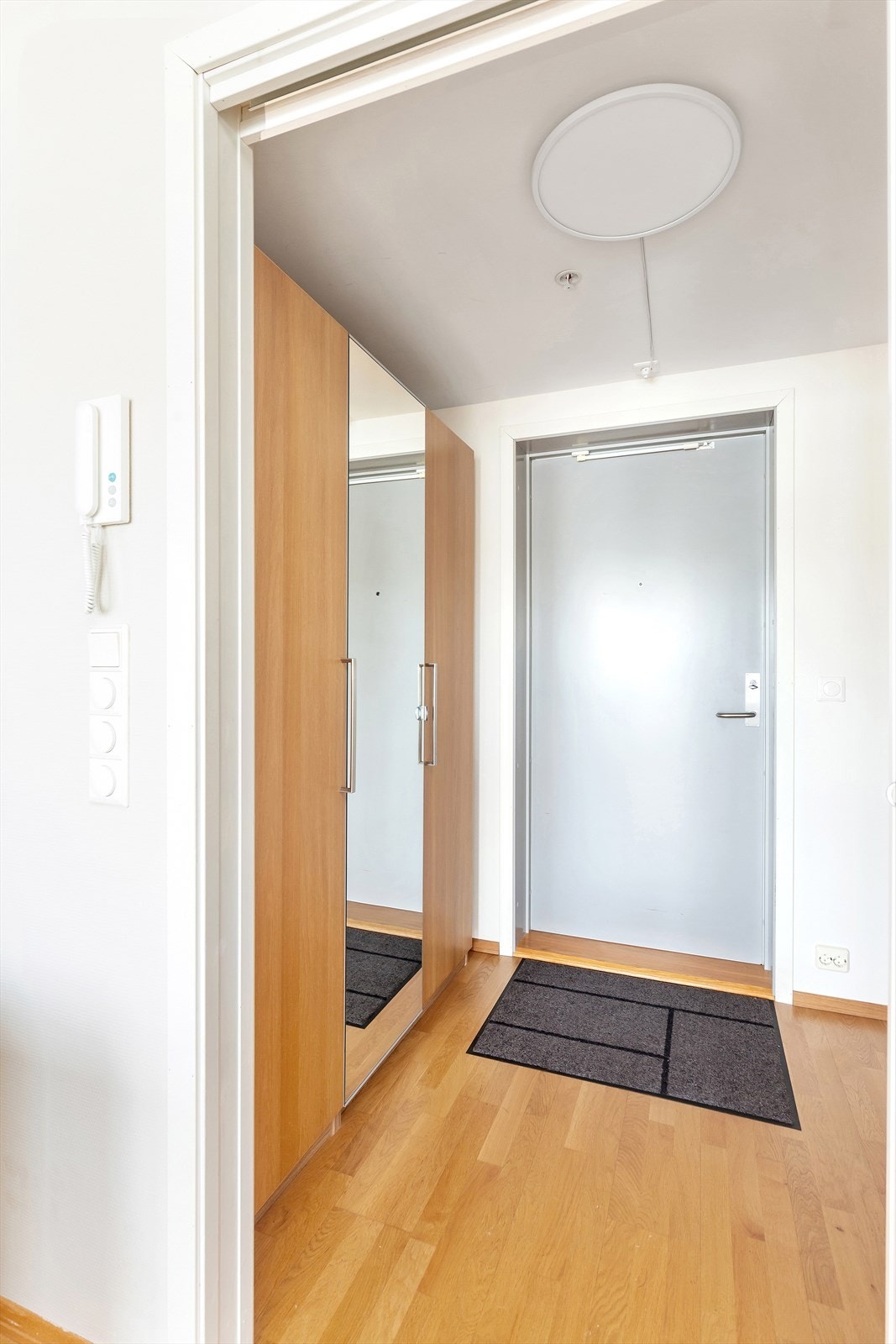 Entré med plass til garderobeløsning. Bygget har heis og porttelefon. Galleribilde