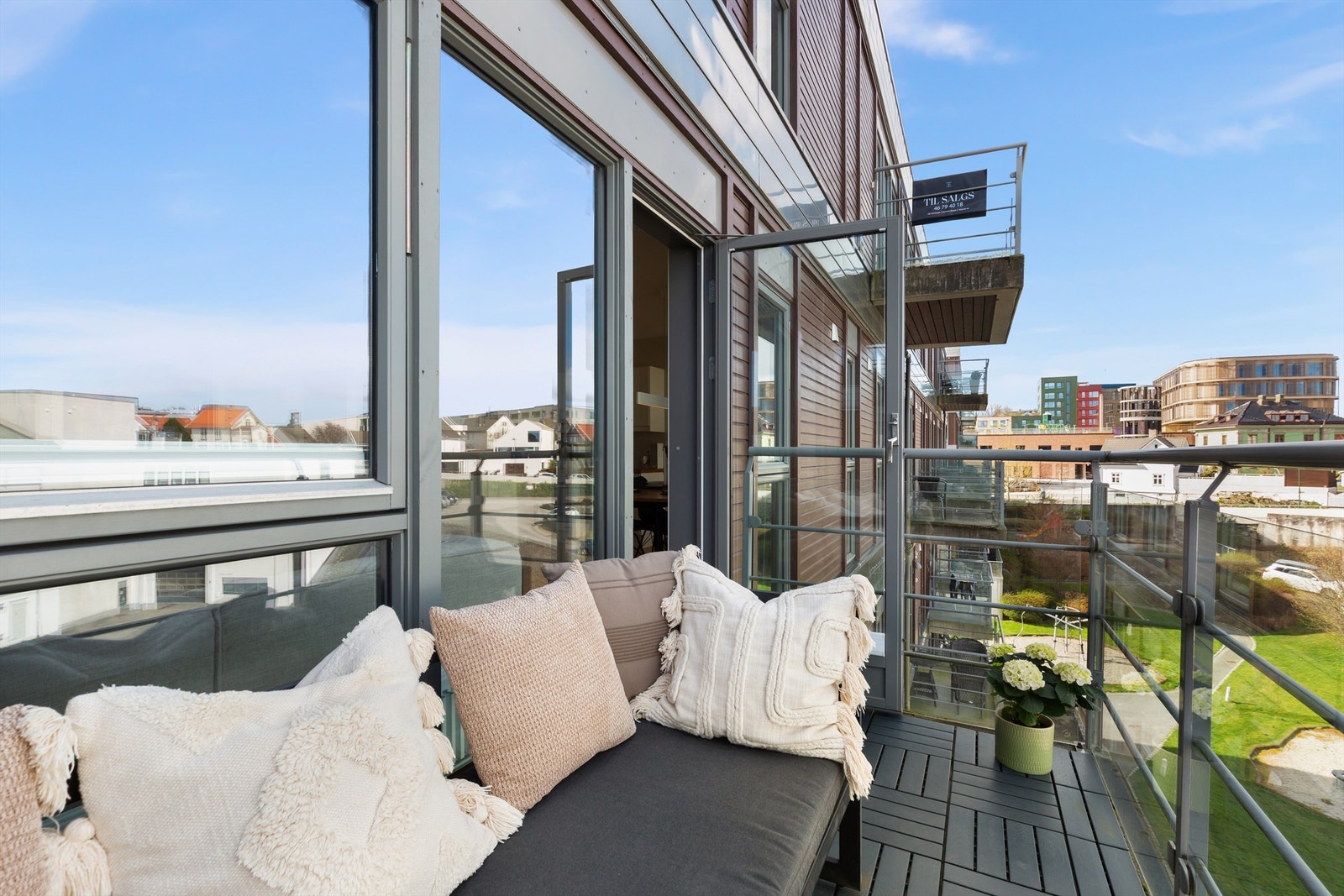 Balkongen utenfor stuen er på 5 m² og har plass til en sittegruppe. Galleribilde