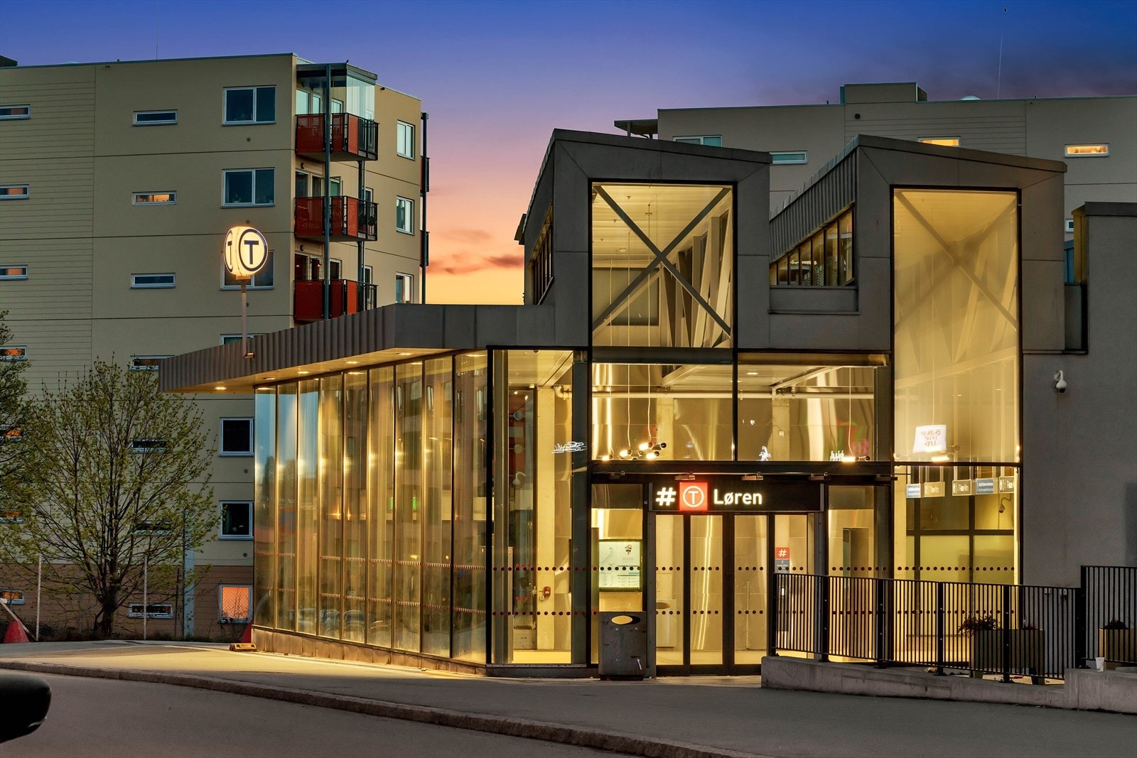 Fra leiligheten er det kun 5 minutters gange til Økern T-banestasjon hvor både linje 4 og 5 går, samt gangavstand til Løren T-bane med hyppige avganger til Oslo sentrum. Galleribilde