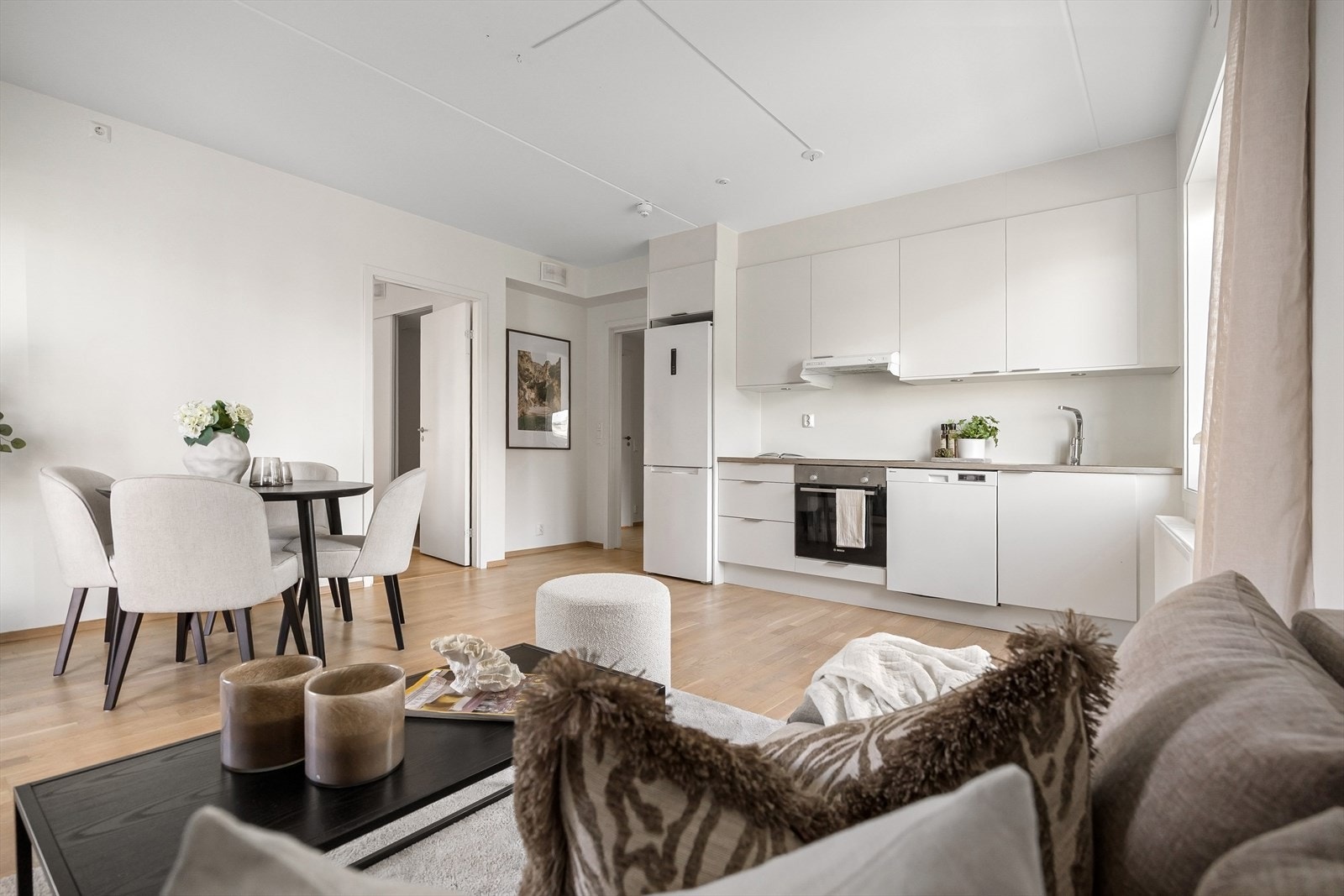 En rålekker og gjennomført leilighet fra 2019 med moderne standard, balansert ventilasjon, radiatoroppvarming og vannbåren gulvvarme på badet. Galleribilde