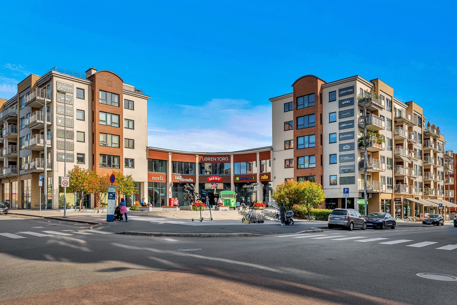 Gangavstand til Løren torg med Meny, apotek, bokhandel og bakeri. Galleribilde