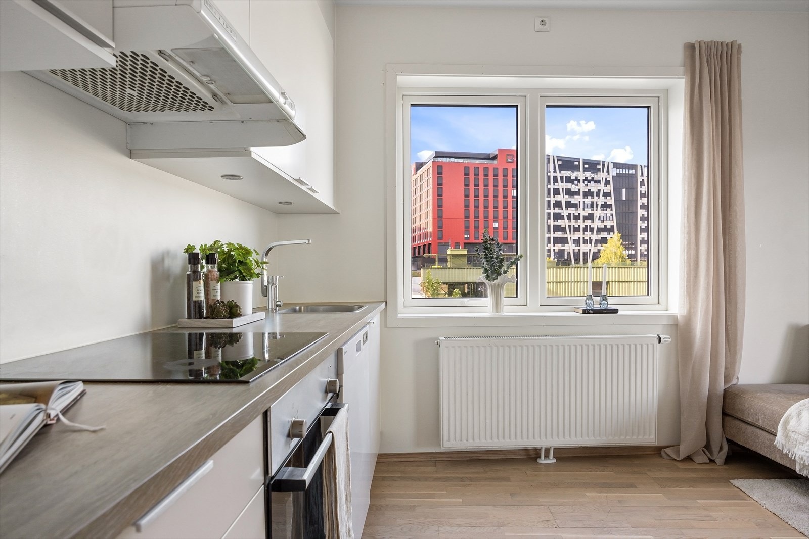 Innredningen har moderne, glatte fronter og en slitesterk laminatbenkeplate. Det er god oppbevaringsplass i skuffer og skap. Galleribilde