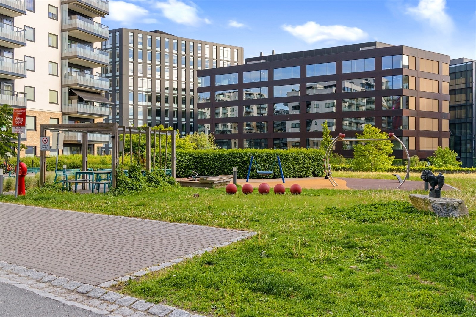 Flotte fellesområder med grøntareal, sittegrupper og lekeplass. Galleribilde