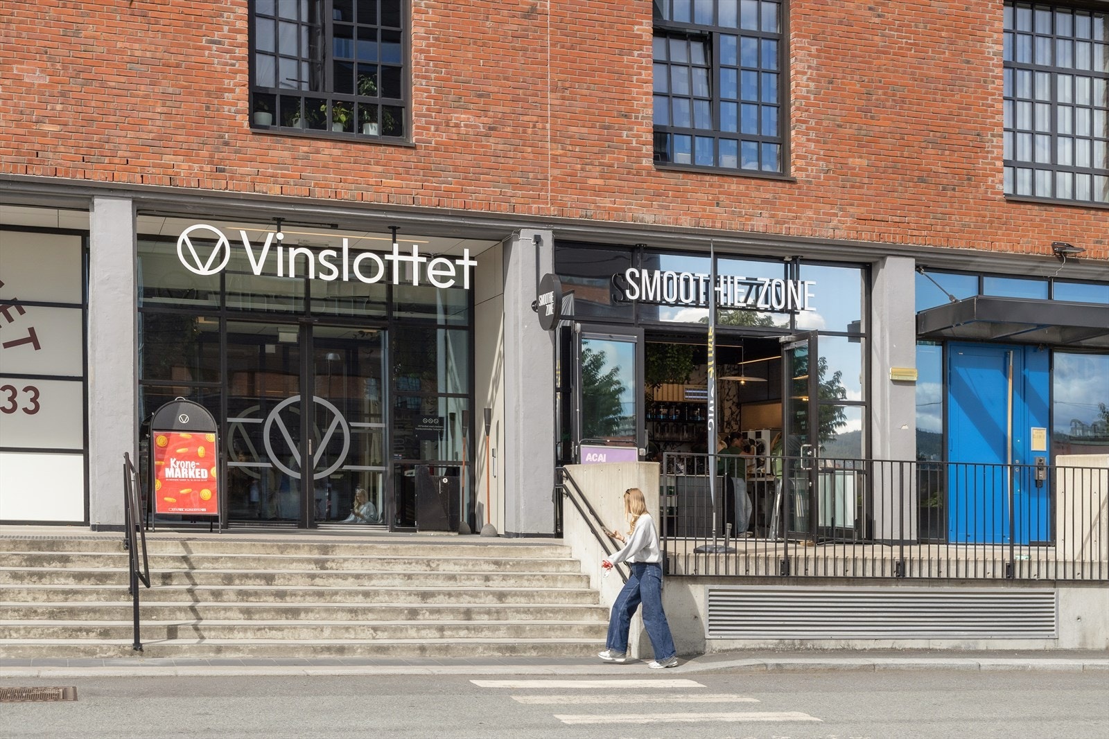 Vinslottet har alt du trenger i hverdagen, med dagligvarebutikk, frisør, lege, optiker og møbelbutikk. Senteret er også et populært møtested med flere gode restauranter og hyggelige uteserveringer. Galleribilde