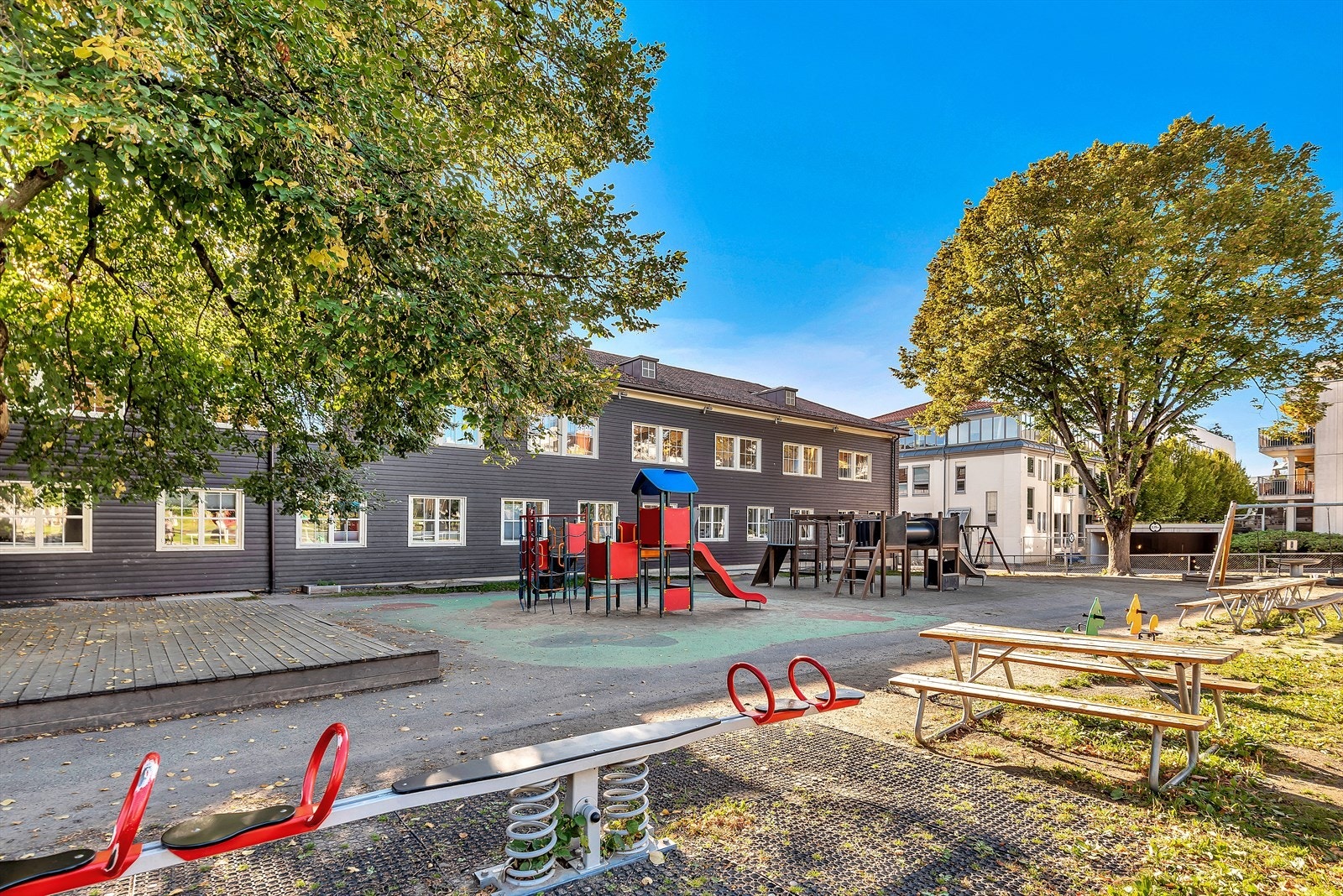 I nærområdet ligger flere barnehager, og leiligheten hører til Løren skoles skolekrets. Galleribilde