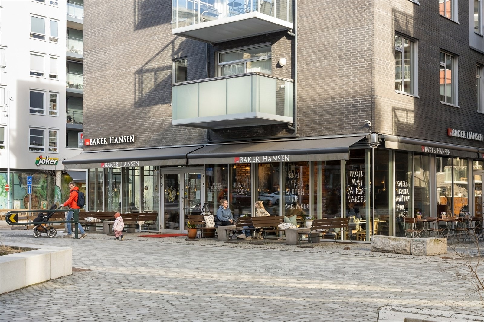 Nabolaget har et rikt utvalg av restauranter og kafeer. Galleribilde