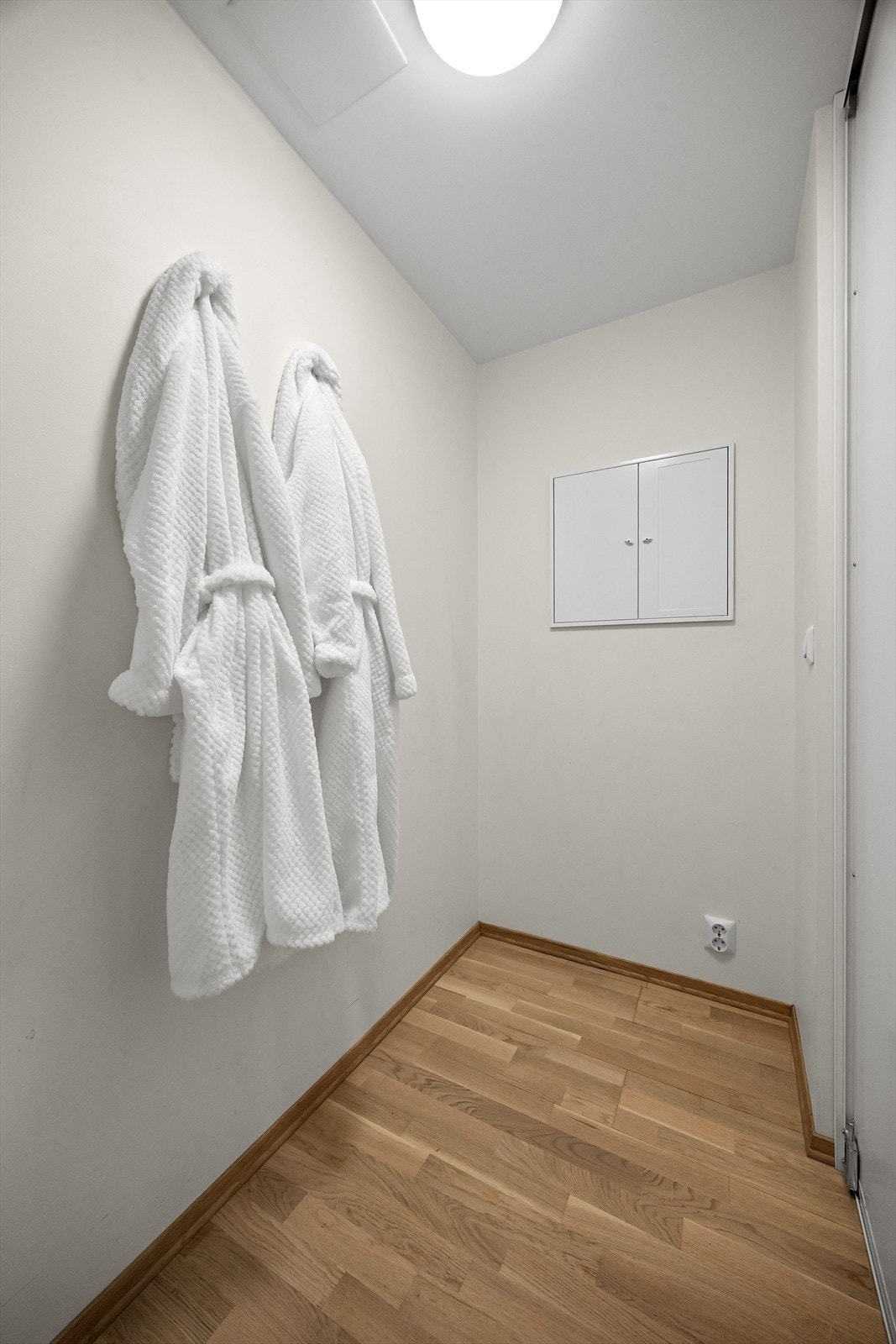Her er det rikelig med oppbevaringsplass. Leiligheten disponerer i tillegg to kjellerboder på ca. 5 og 7 m². Galleribilde