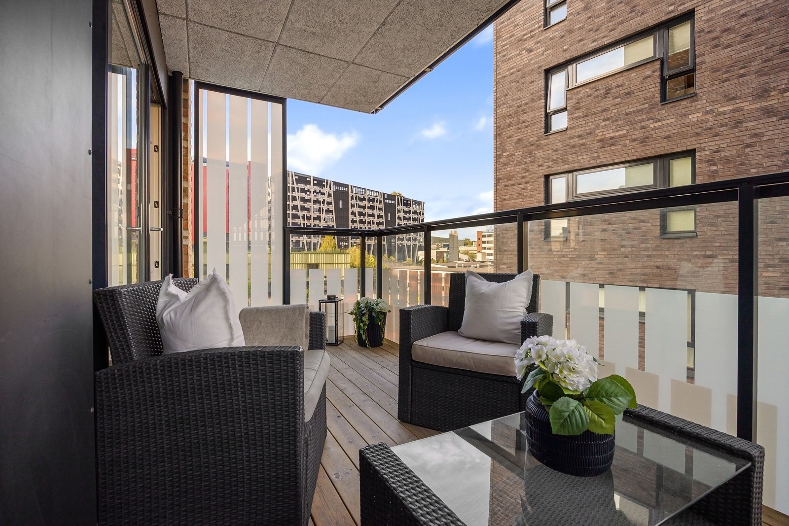 Fra stuen er det utgang til en romslig, overbygget balkong på ca. 10 m². Her er det god plass til sittegruppe og grill m.m. Balkongen er utstyrt med utebelysning og stikkontakt. Galleribilde