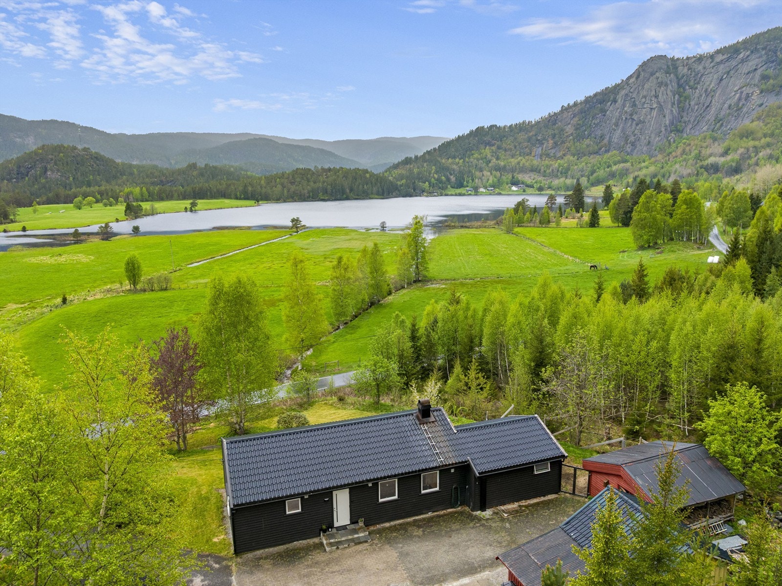 Her har man en idyllisk og fredfull utsikt. Eiendommen er stor og perfekt for den som ønsker plass til hobbyprosjekter eller holde dyr. Galleribilde