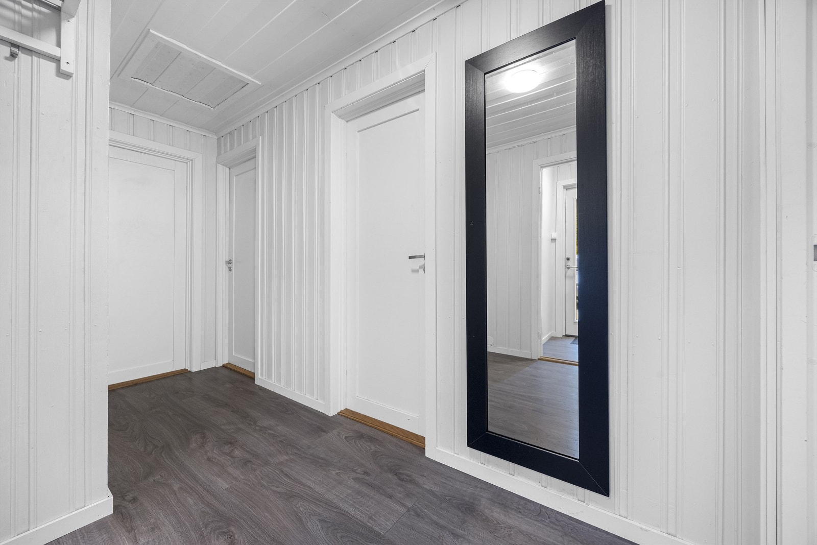 Gang som forbinder tre av soverommene, bad og vindfang. Galleribilde