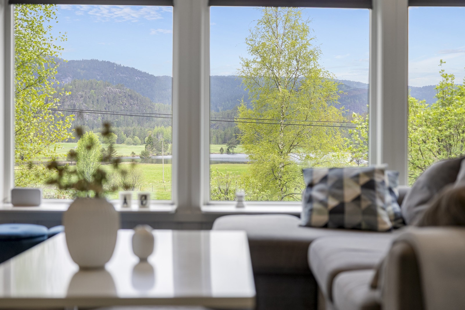Fin utsikt til vannet og fjelltoppene i området. Galleribilde