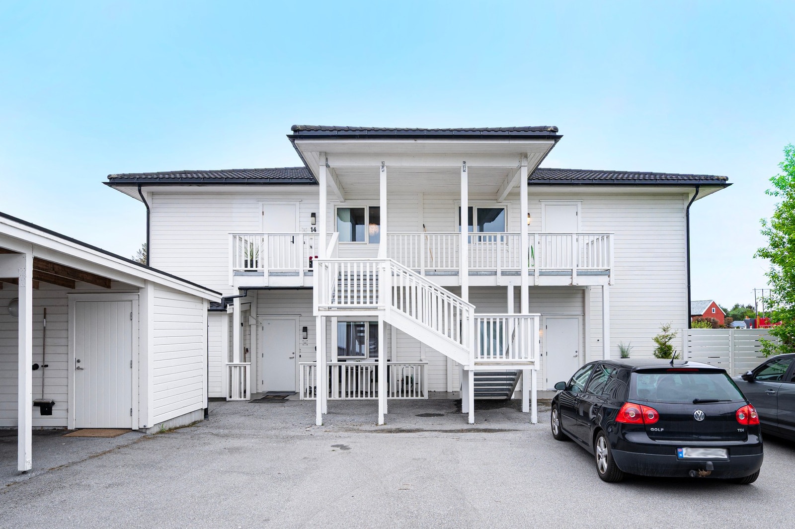 Det medfølger egen carport med sportsbod i bakkant. Galleribilde