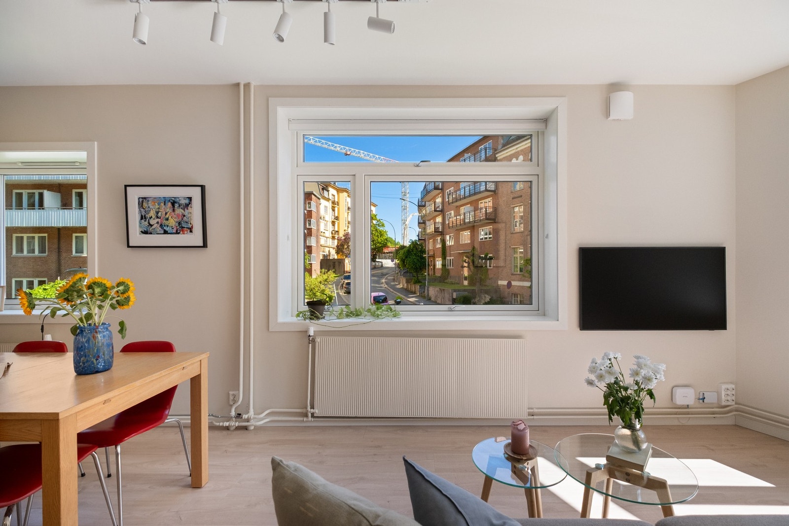 Store vindusflater slipper inn rikelig med naturlig lys og, sammen med lyse vegger, skaper de en luftig og behagelig atmosfære. Vinduene i stue/kjøkken er nye fra 2025. Galleribilde