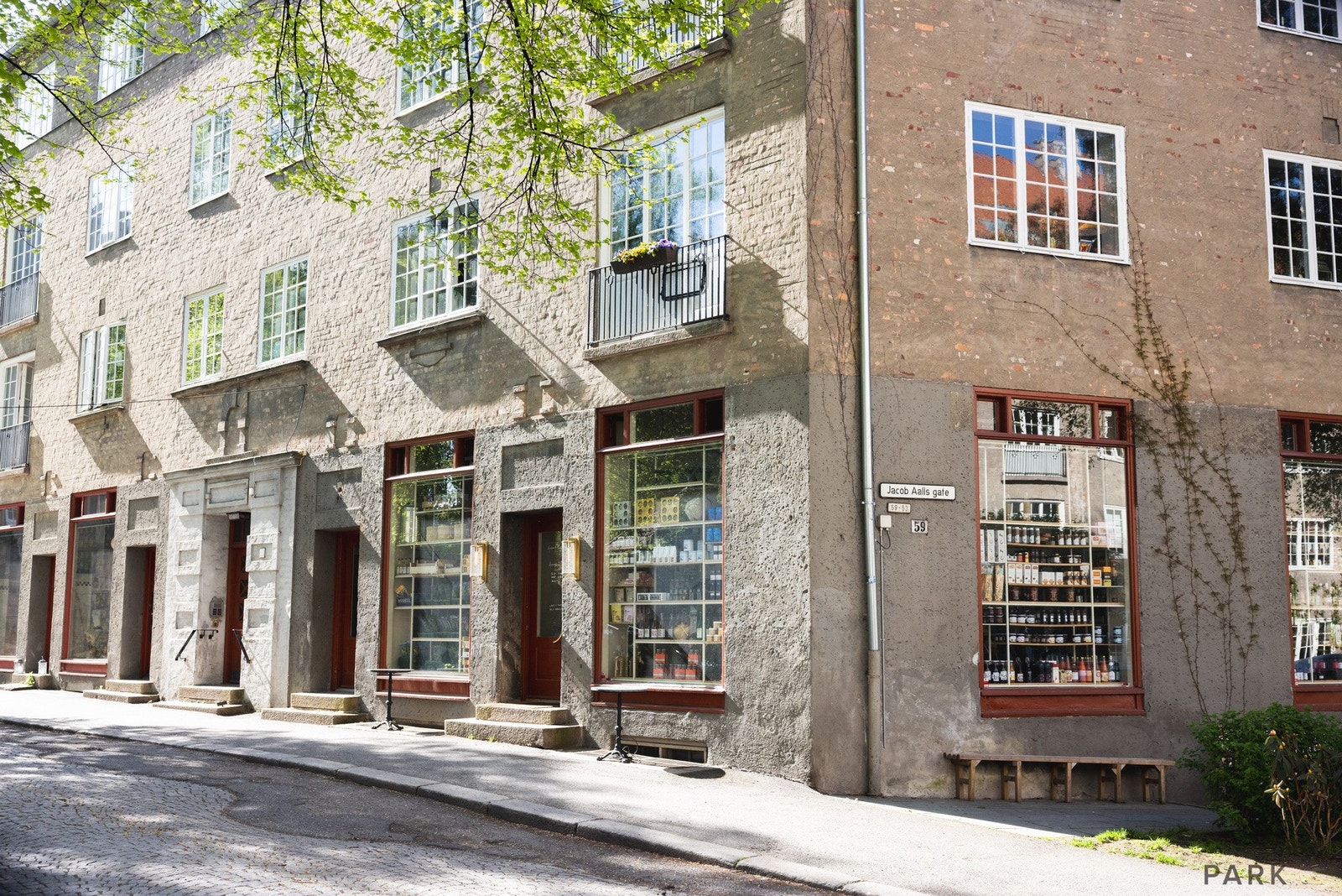 Fagerborg grenser til populære områder som Majorstuen, Adamstuen og St. Hanshaugen, som samlet tilbyr et bredt utvalg av hyggelige kaféer, restauranter, butikker, kulturtilbud og servicetjenester. Galleribilde