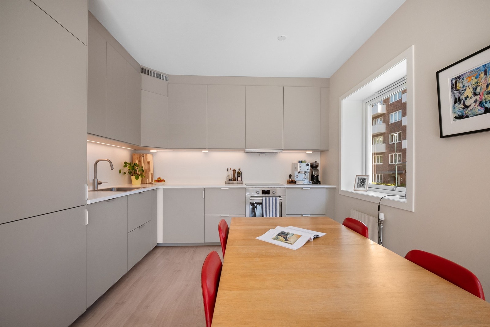 Leiligheten har et moderne og stilrent kjøkken pusset opp i 2025 med innredning fra IKEA i fargen Havstorp beige. Galleribilde
