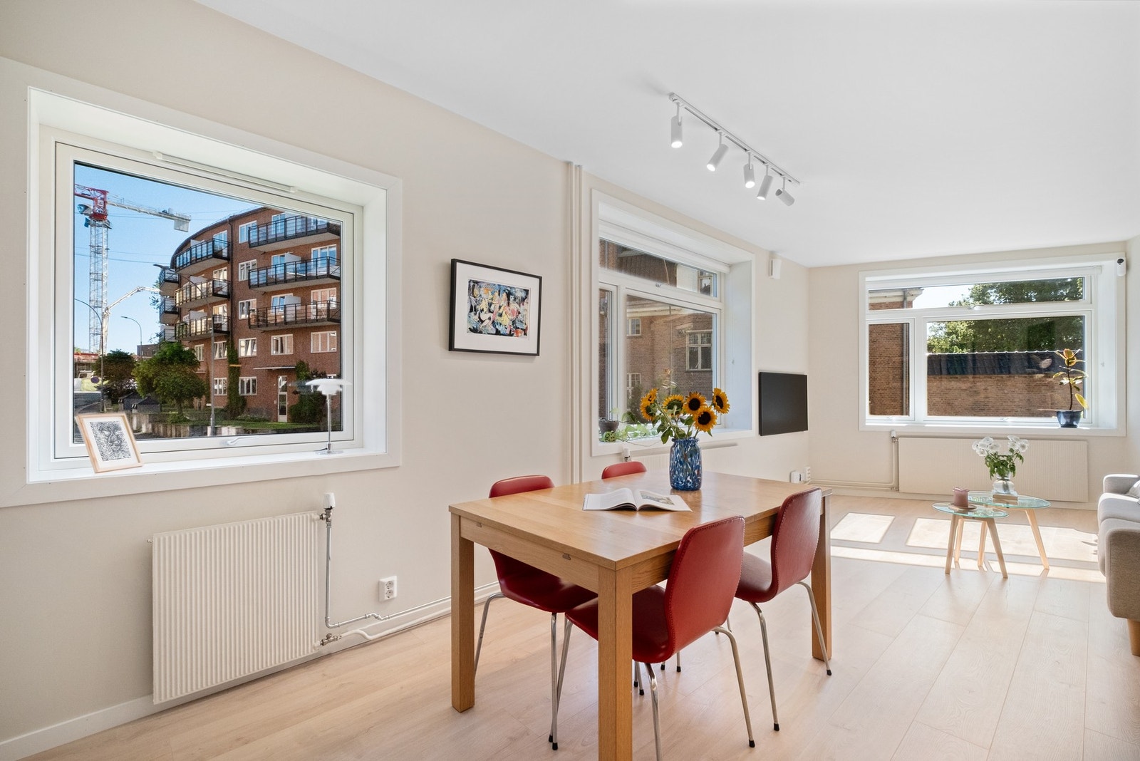 Her er alt lagt til rette for både hyggelige middager med venner og familie, og en funksjonell hverdag med alt du trenger innen rekkevidde. Galleribilde