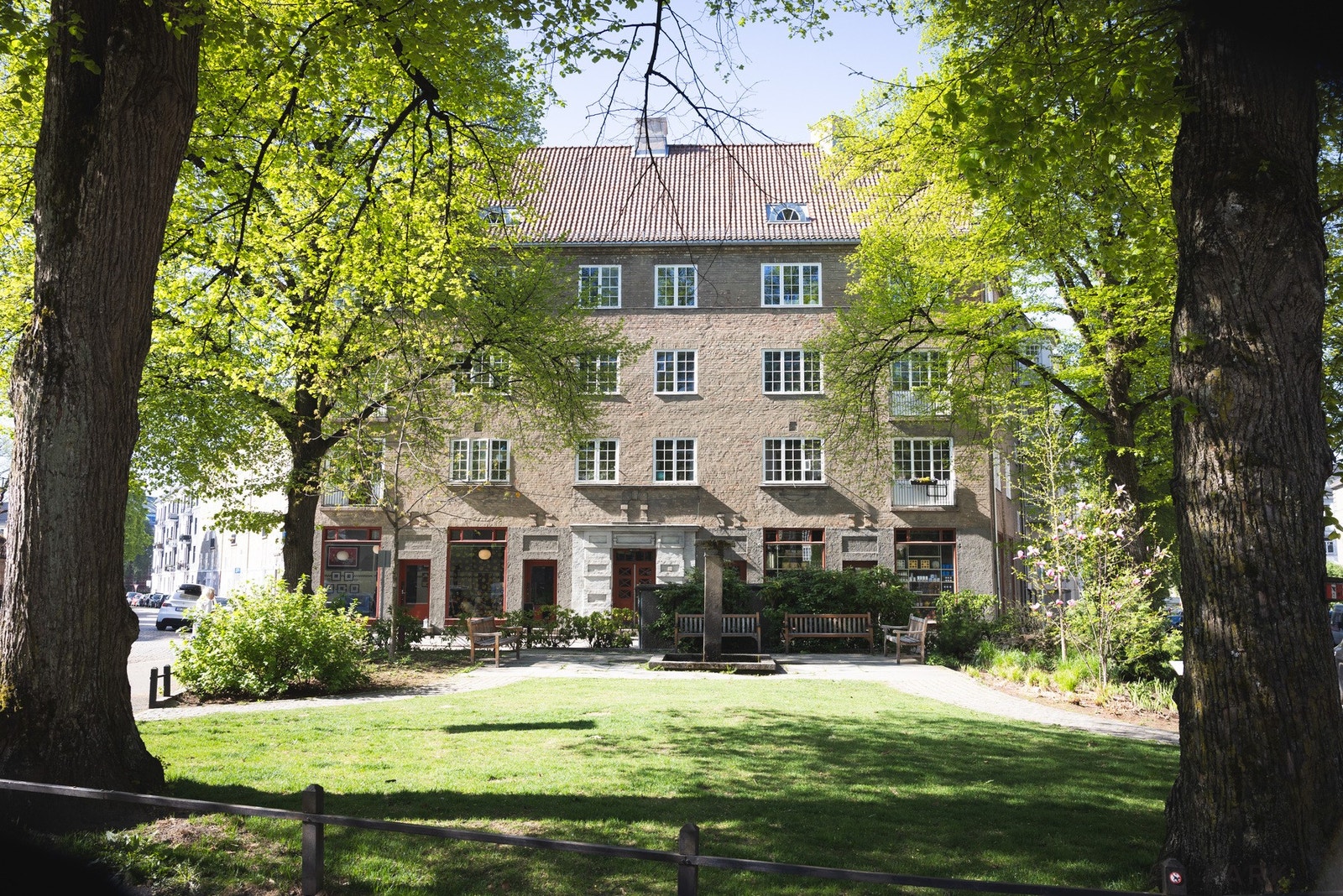 Området er kjent for sitt hyggelige og rolige bomiljø, og tilbyr en sjelden kombinasjon av grønne, frodige omgivelser og nærhet til et omfattende tilbud av service- og byfunksjoner. Galleribilde