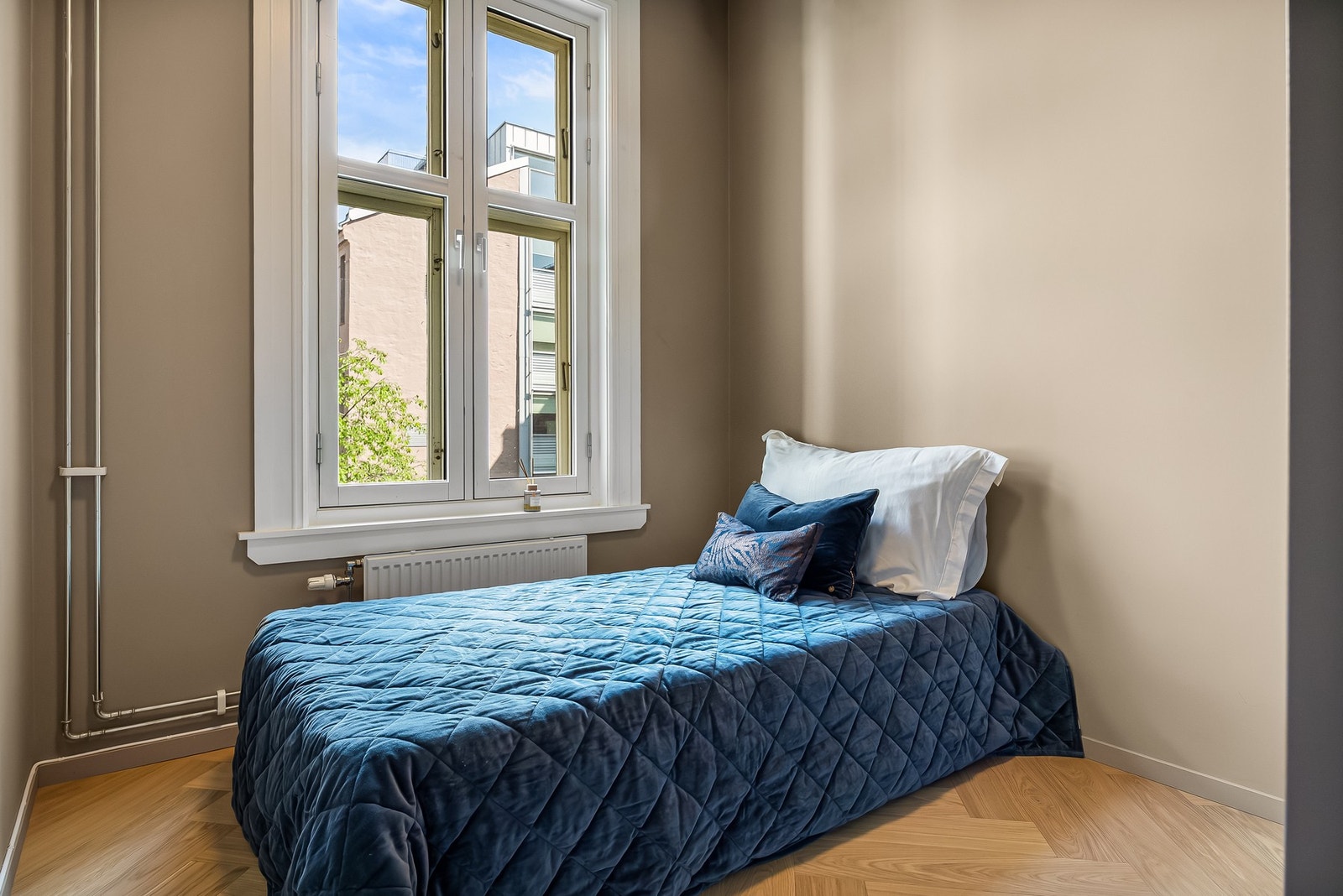 idere har leiligheten ytterligere et soverom som egner seg utmerket som gjesterom, barnerom eller hjemmekontor, alt etter behov. Rommet har god plass til seng og garderobeløsning. Galleribilde