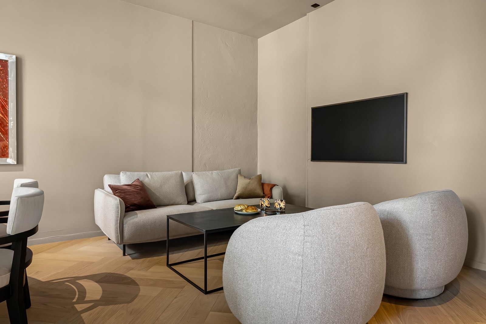 Her er det rikelig med plass til TV-seksjon med sofa og loungestoler. Galleribilde