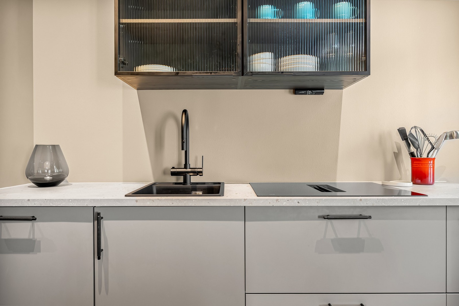 ys laminat benkeplate med nedfelt sort komposittvask og ettgreps armatur i krom. Galleribilde