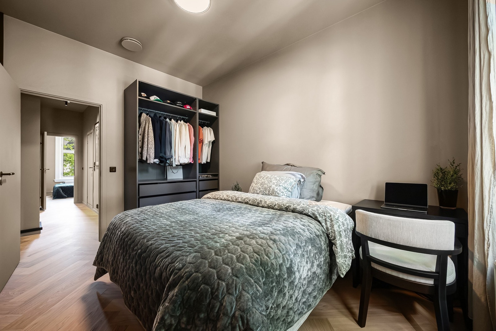 Rommet har gode oppbevaringsmuligheter i stor garderobeinnredning. Galleribilde
