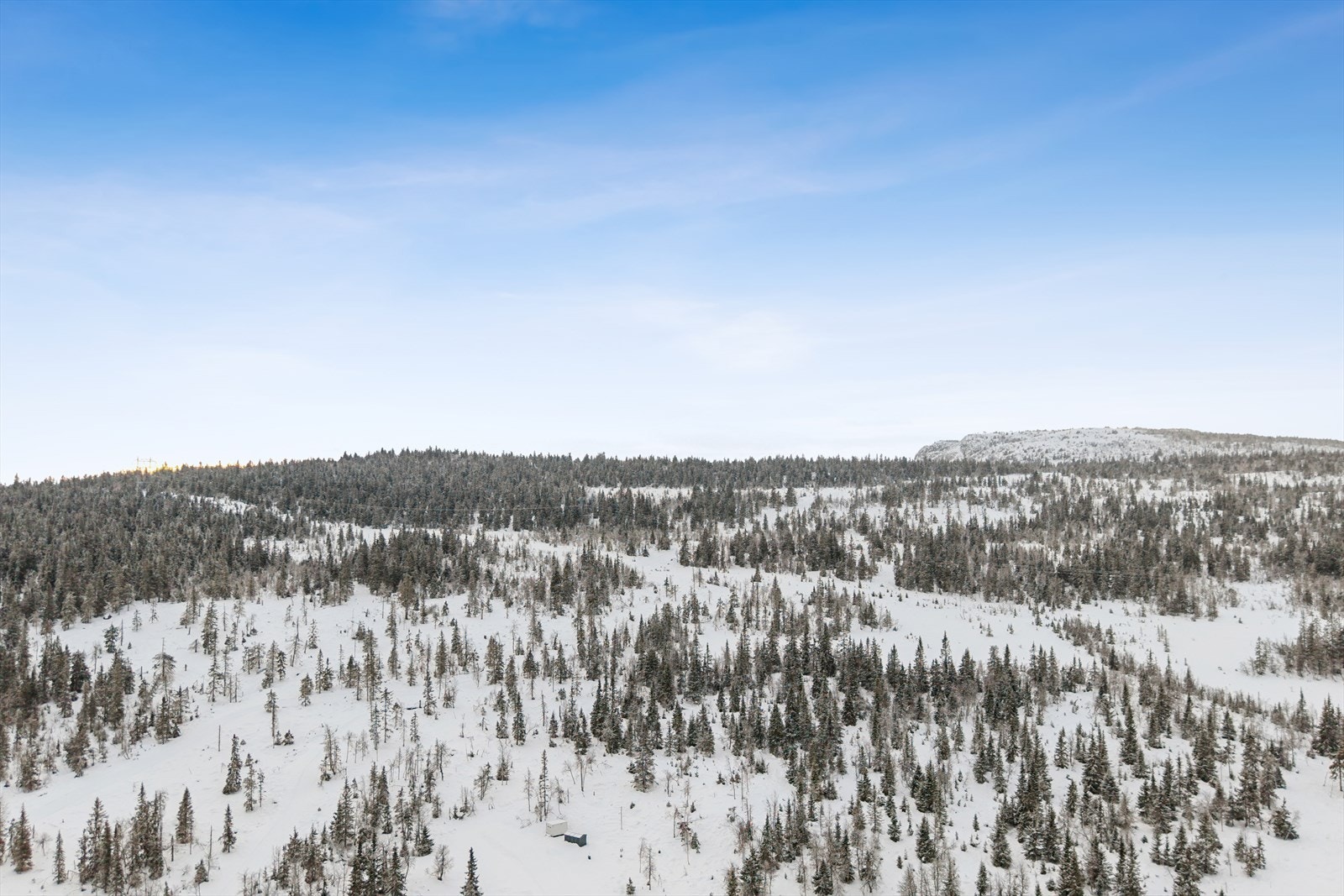 Fra toppene i nærområdet er det vidstrakt utsikt som strekker seg mot Jotunheimen og Rondane. Galleribilde