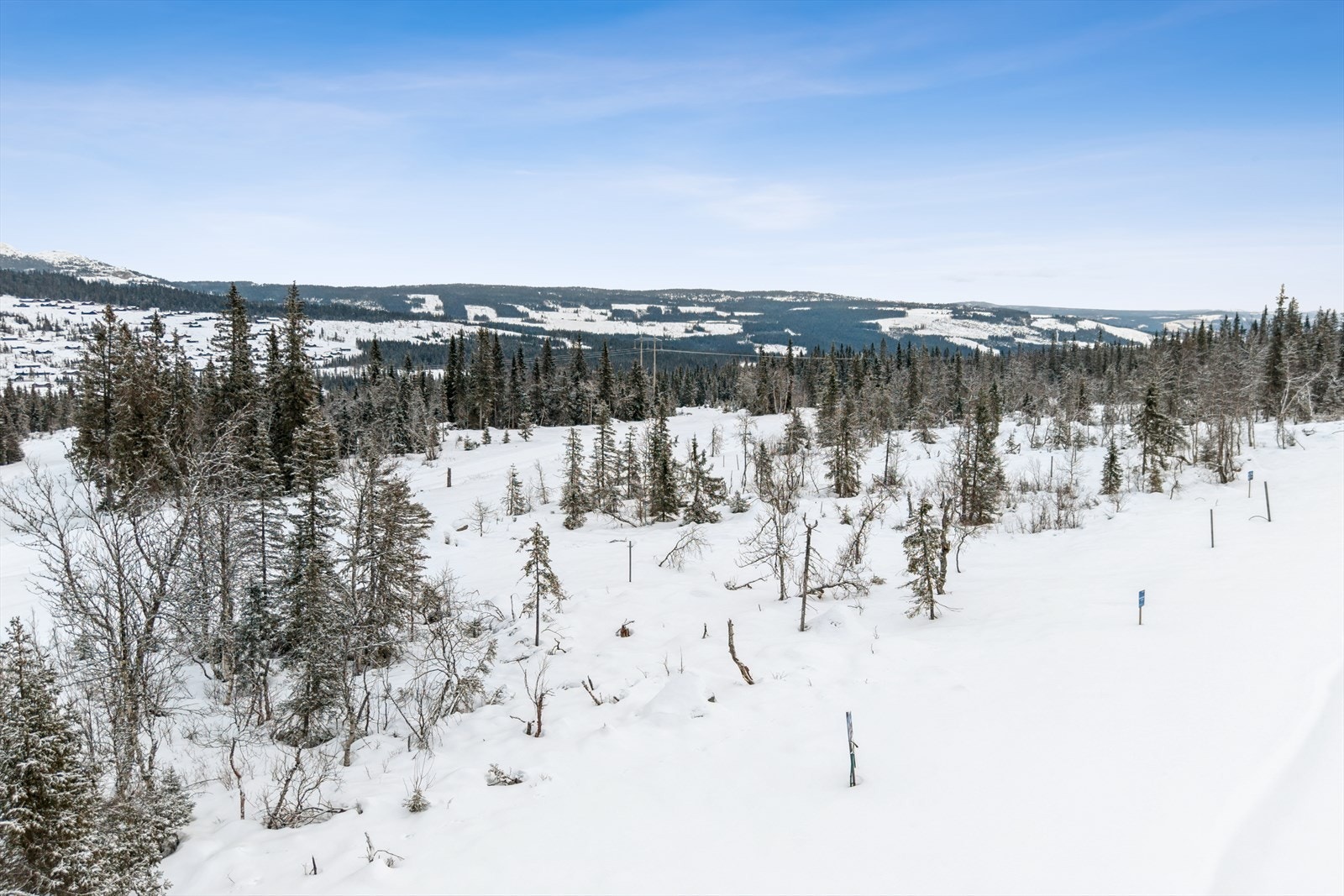 Utsikt over det snøkledde landskapet og de omkringliggende fjellområdene. Galleribilde