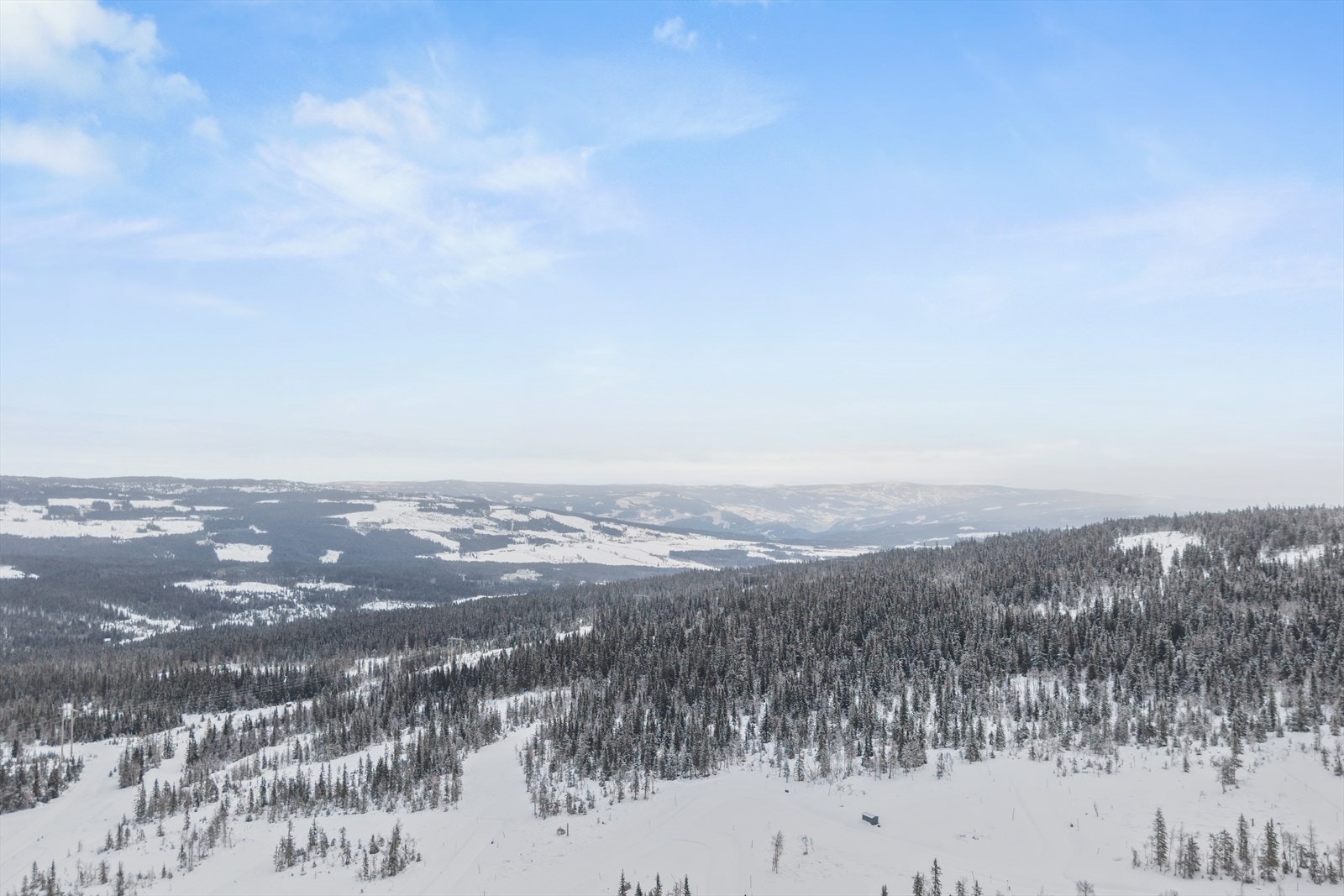 Sommerstid byr Skeikampen på flotte fotturer, som den populære stien rundt fjellet eller toppturen til 1123 moh. Galleribilde