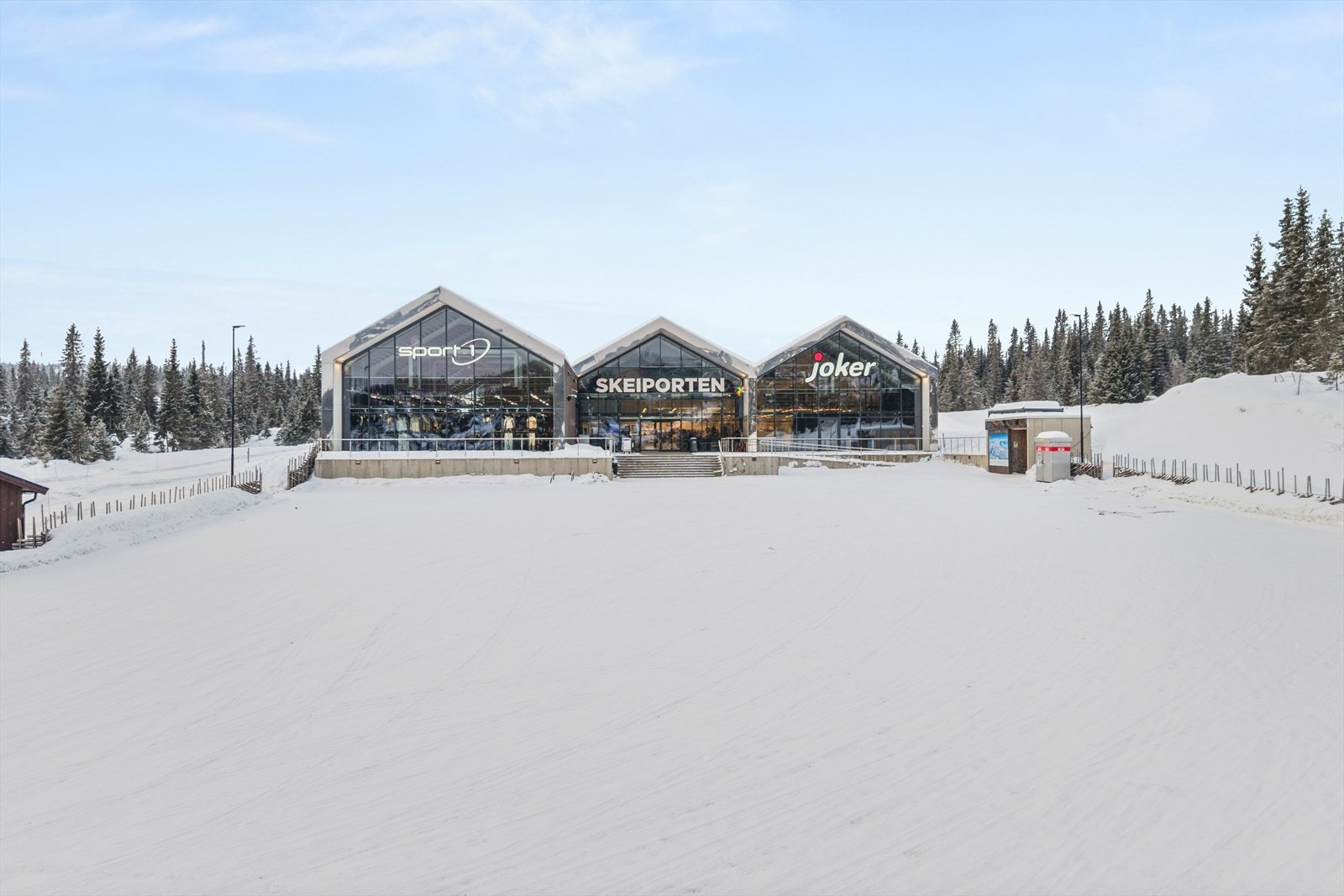 Skeikampen sentrum huser også sportsbutikk og flere serveringssteder, som Skeistua og Thon Hotel. Galleribilde