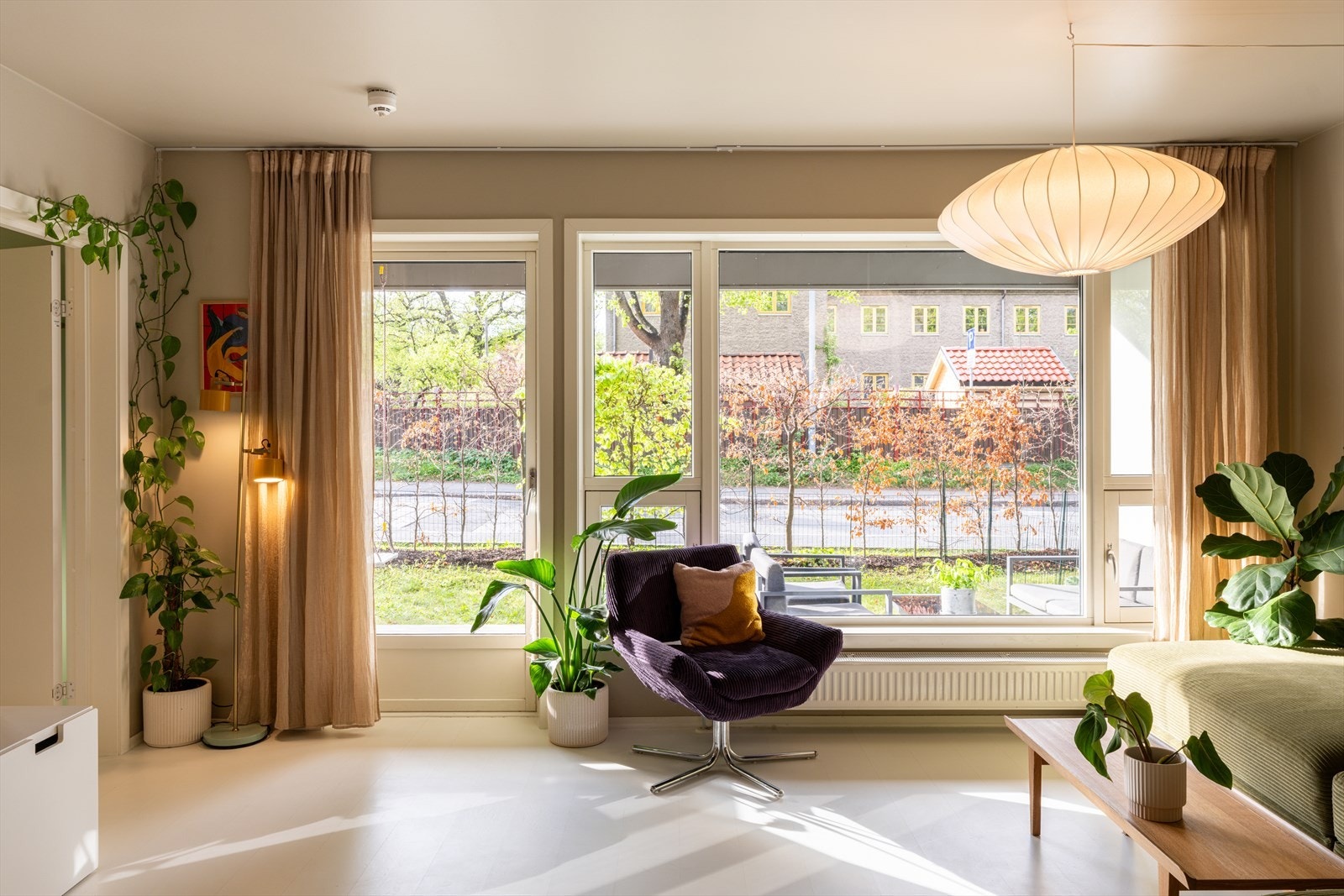 Stuen får rikelig med naturlig lys fra de store vindusflatene. Galleribilde