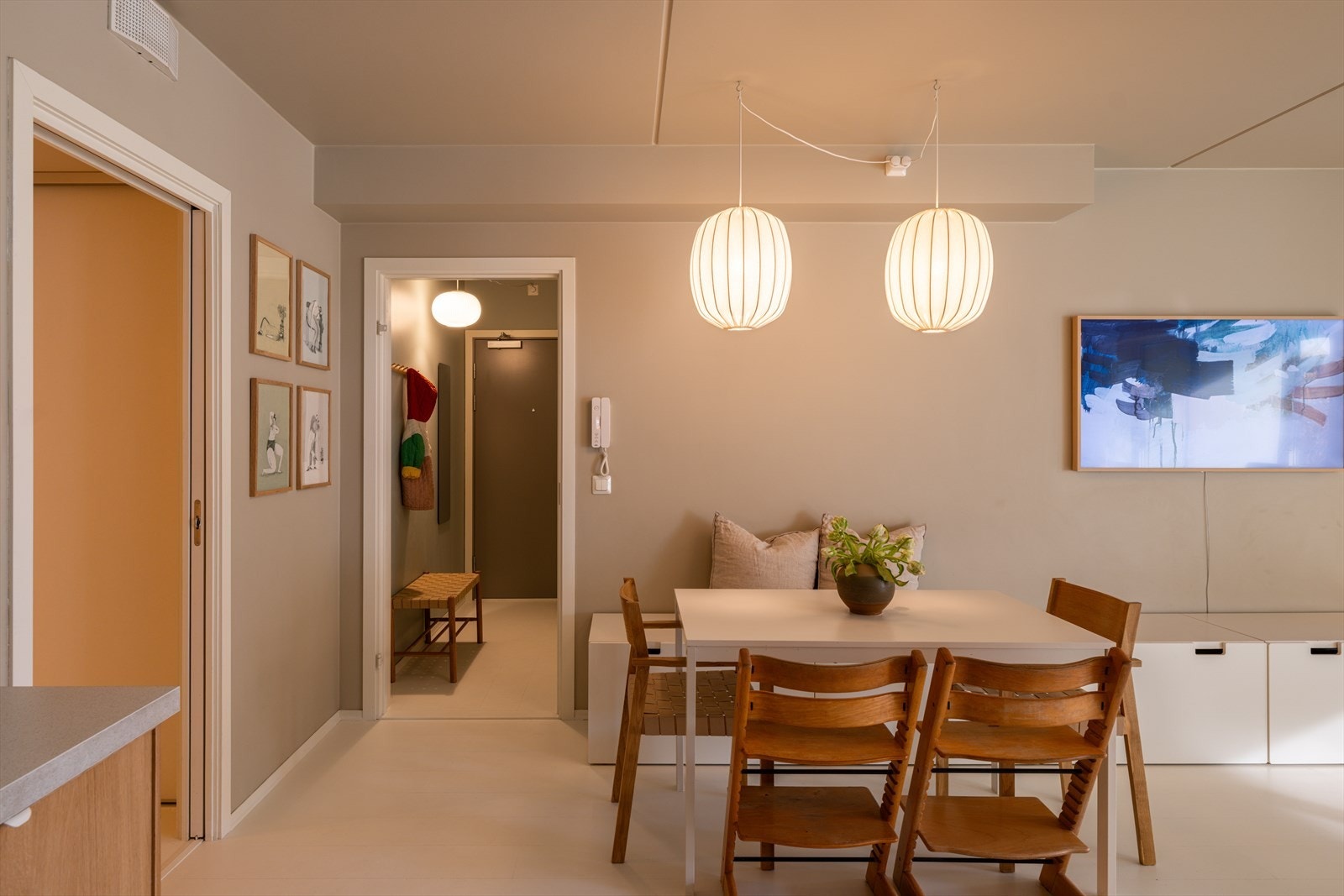 Her er det luftig og høy under taket. Galleribilde