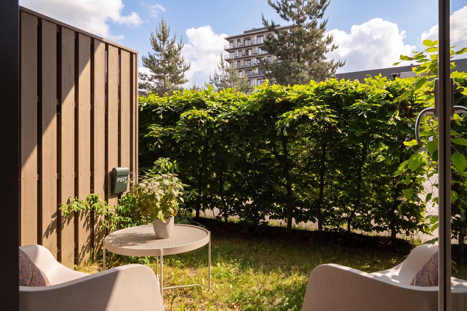 En skjermet og hyggelig uteplass hvor dere kan trekke dere tilbake og nyte sommervarmen. Galleribilde
