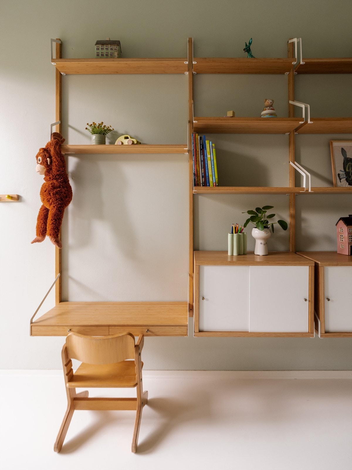 Rommet har plass til både skrivepult for lekser, god gulvplass til lek og flere innredningsmuligheter tilpasset barn i ulike aldre. Galleribilde