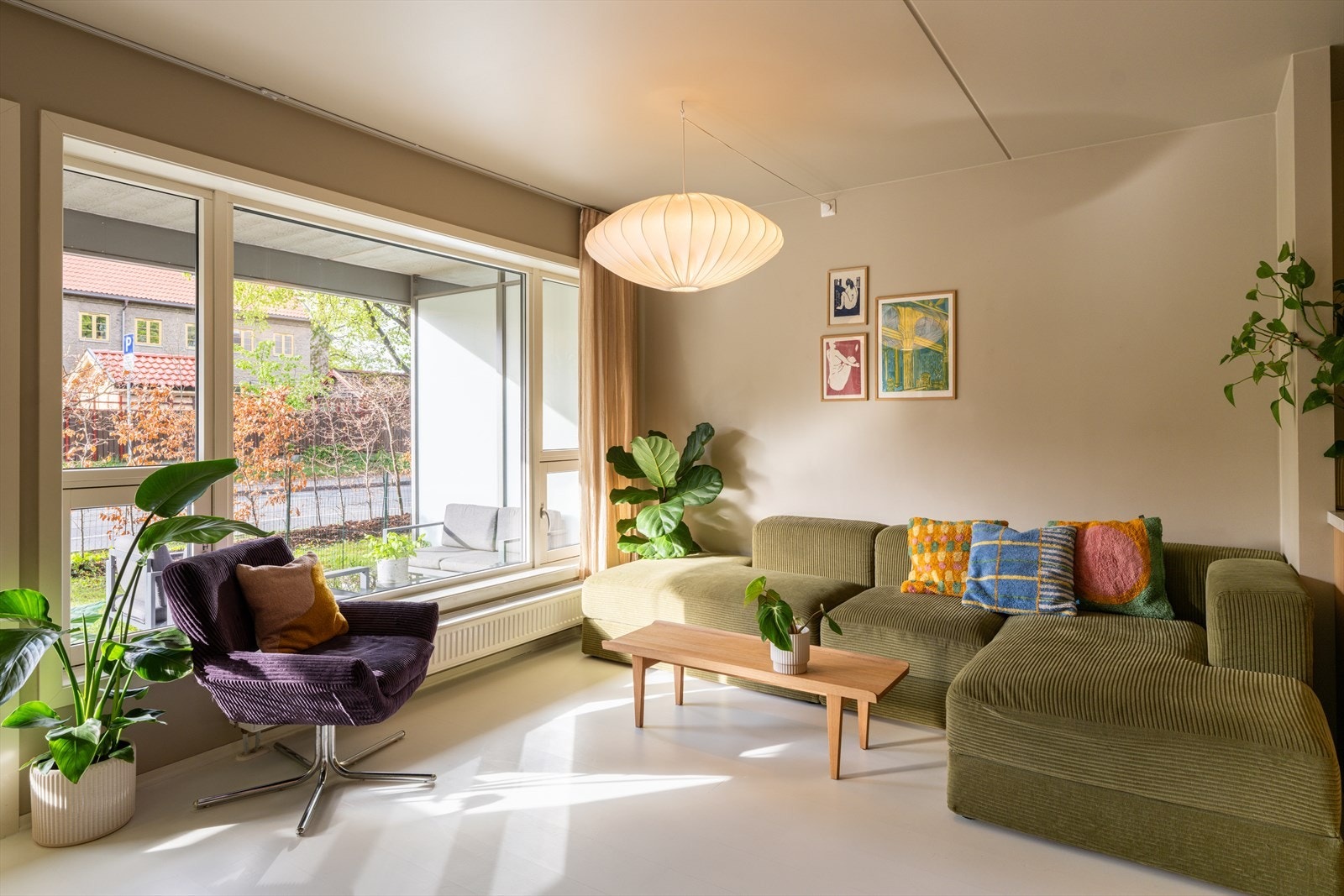 Lysmalte gulv skaper en rolig helhet og reflekterer naturlig lys på en fin måte. Galleribilde