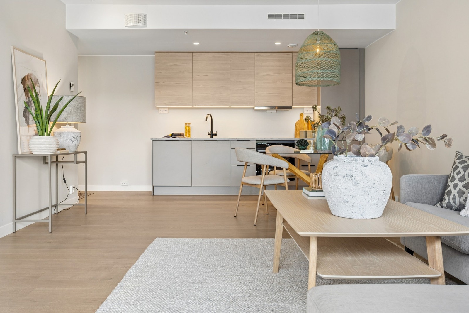 Kjøkkenet står i fin stil til overflatene og oppleves som lyst og trivelig. Foto: EFKT Galleribilde