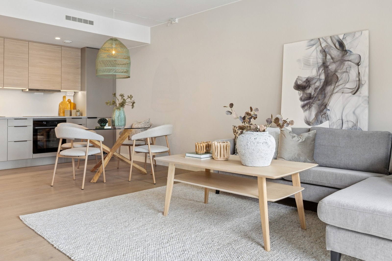 Stuen har god plass til både spisebord og en romslig sofagruppe. Foto: EFKT Galleribilde