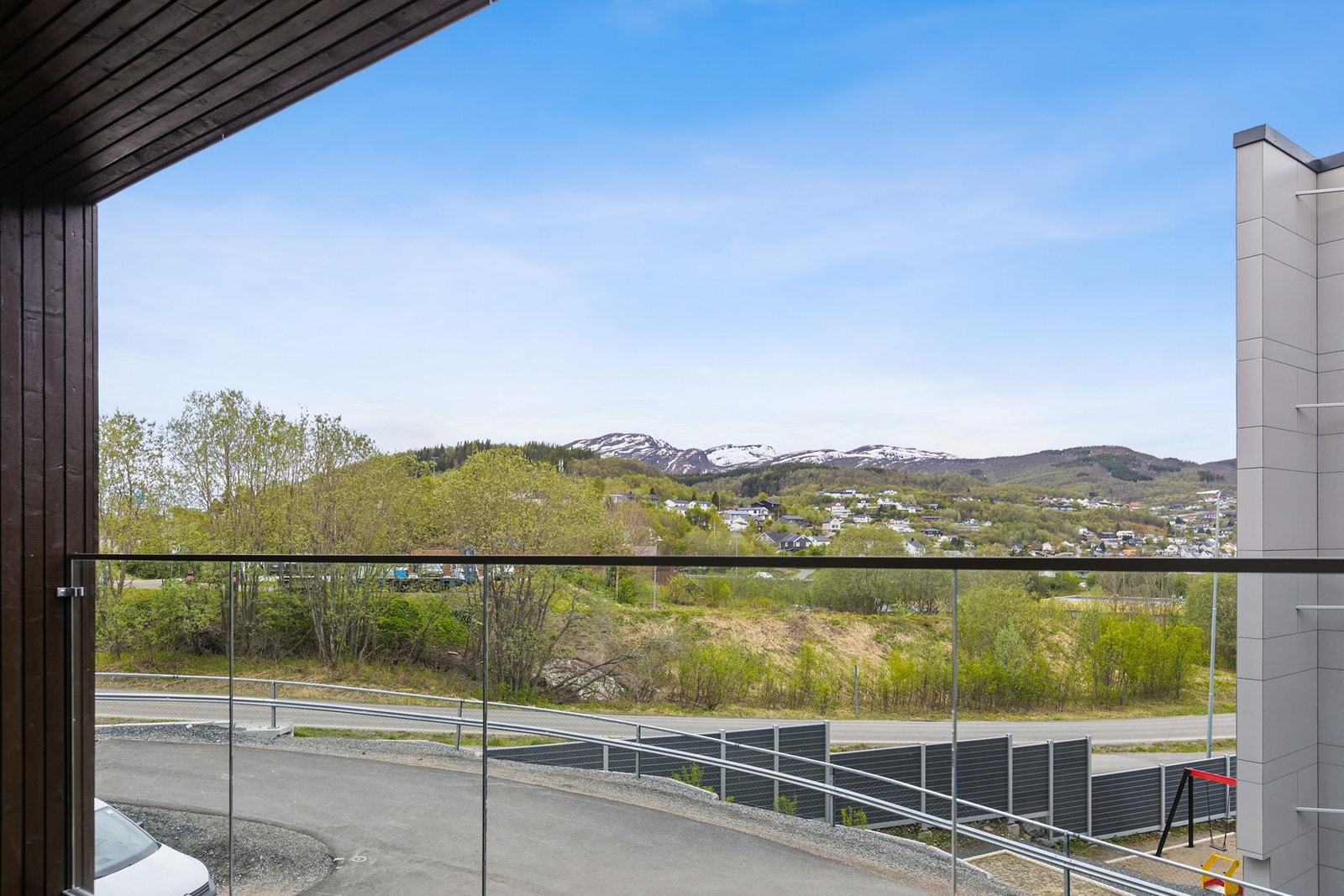 Fra balkongen er det utsikt over nærområdet. Foto: EFKT Galleribilde