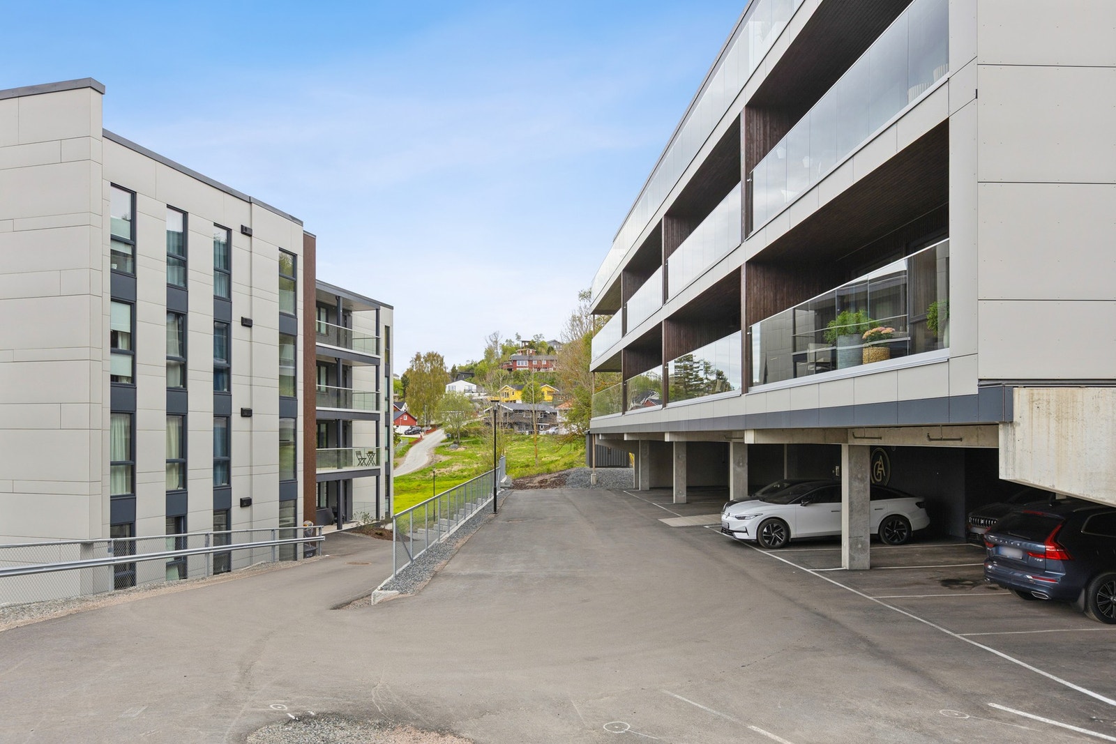 Det medfølger egen parkeringsplass i felles carportanlegg med tilhørende bod i bakkant. Galleribilde