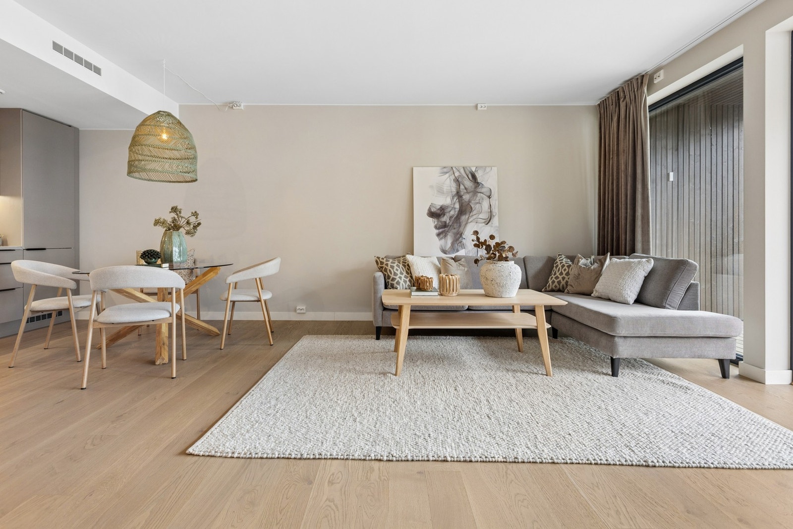 Gjennomgående eikeparkett med varme i gulv. Foto: EFKT Galleribilde